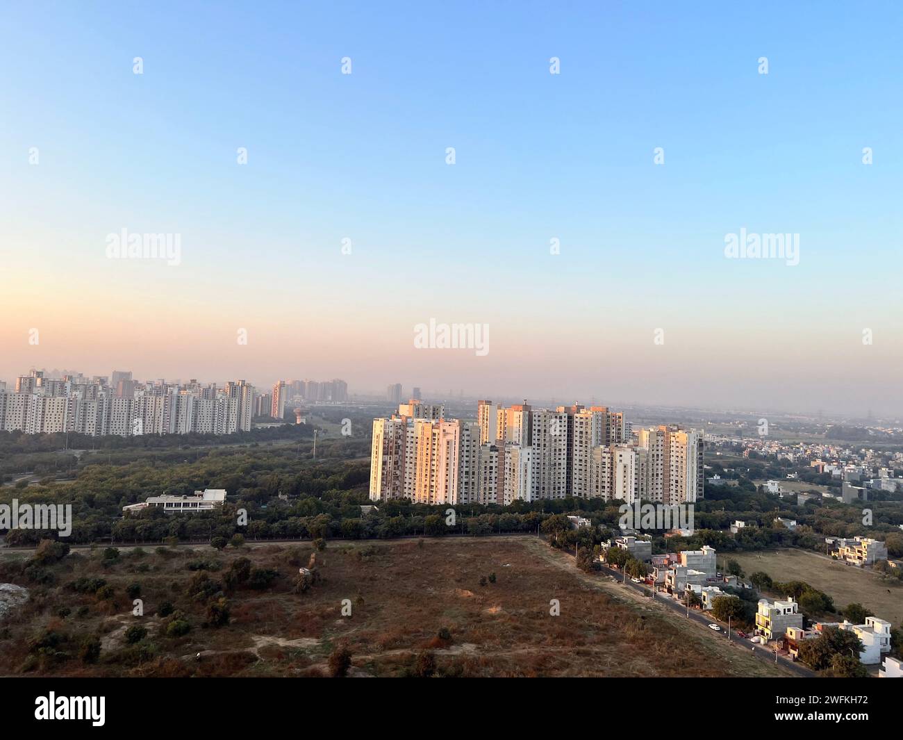 Leeres Feld mit Blick auf die Skyline der Stadt Stockfoto