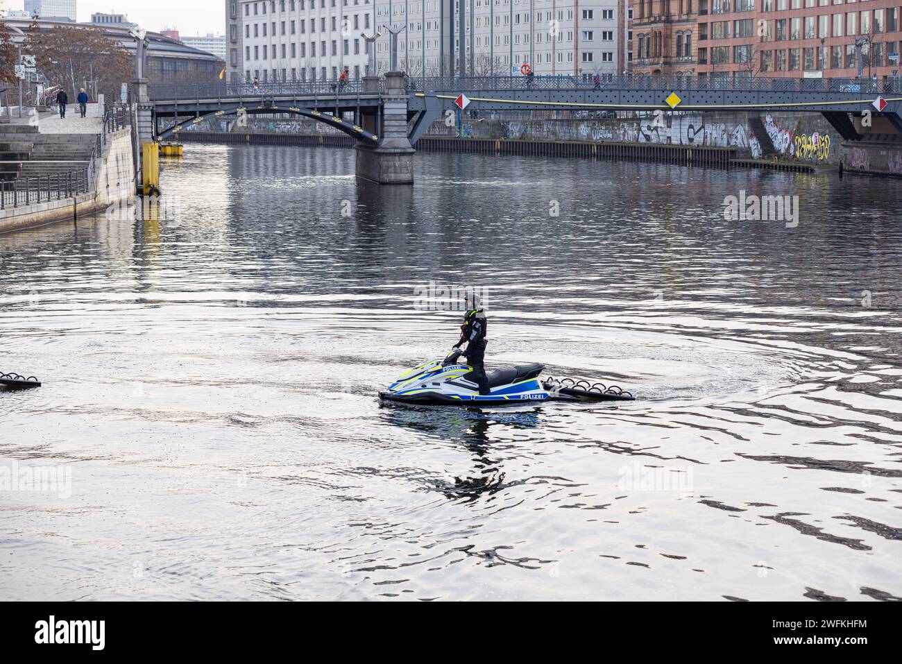 Wasser-Jetskis der Berliner Polizei Deutschland, Berlin am 30.01.2024: Ein Jetski der Berliner Polizei auf die Spree vorm Bundestag. *** Wasserstrahlski der Berliner Polizei Deutschland, Berlin am 30 01 2024 Ein Jetski der Berliner Polizei auf der Spree vor dem Bundestag Stockfoto