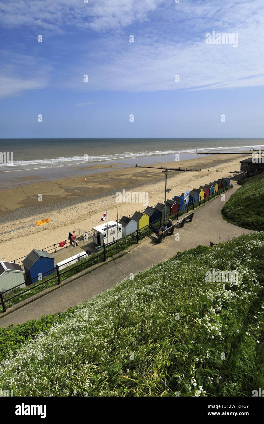 Strandhütten und der Strand in Mundesley Village, North Norfolk, England, Großbritannien Stockfoto