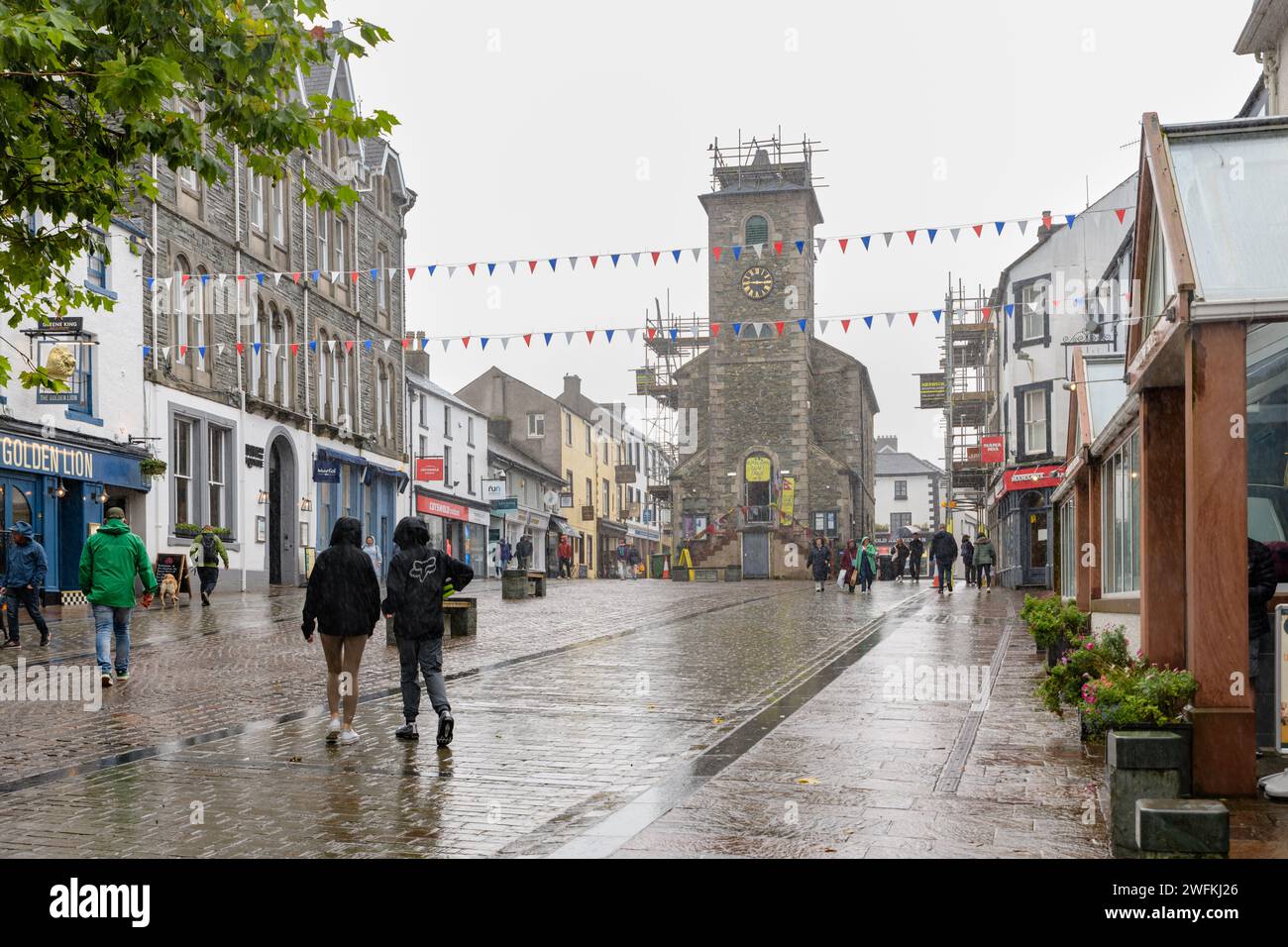 KESWICK, LAKE DISTRICT, ENGLAND: - 24. SEPTEMBER 2023: Das Stadtzentrum von Keswick mit der Moot Hall im Regen. Stockfoto
