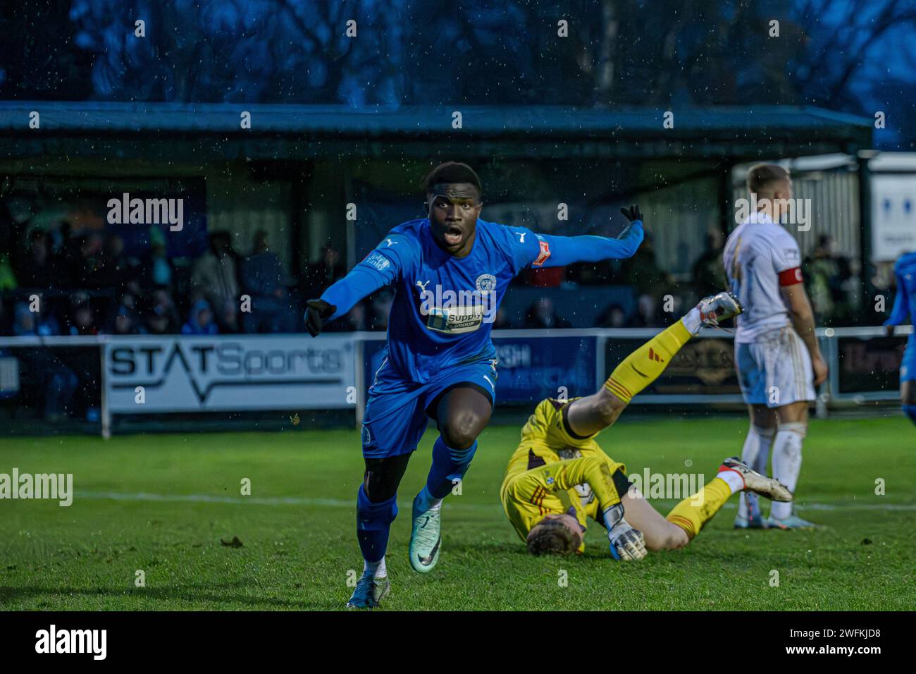 Adama Sidibeh spielt als Stürmer für Warrington Rylands Stockfoto