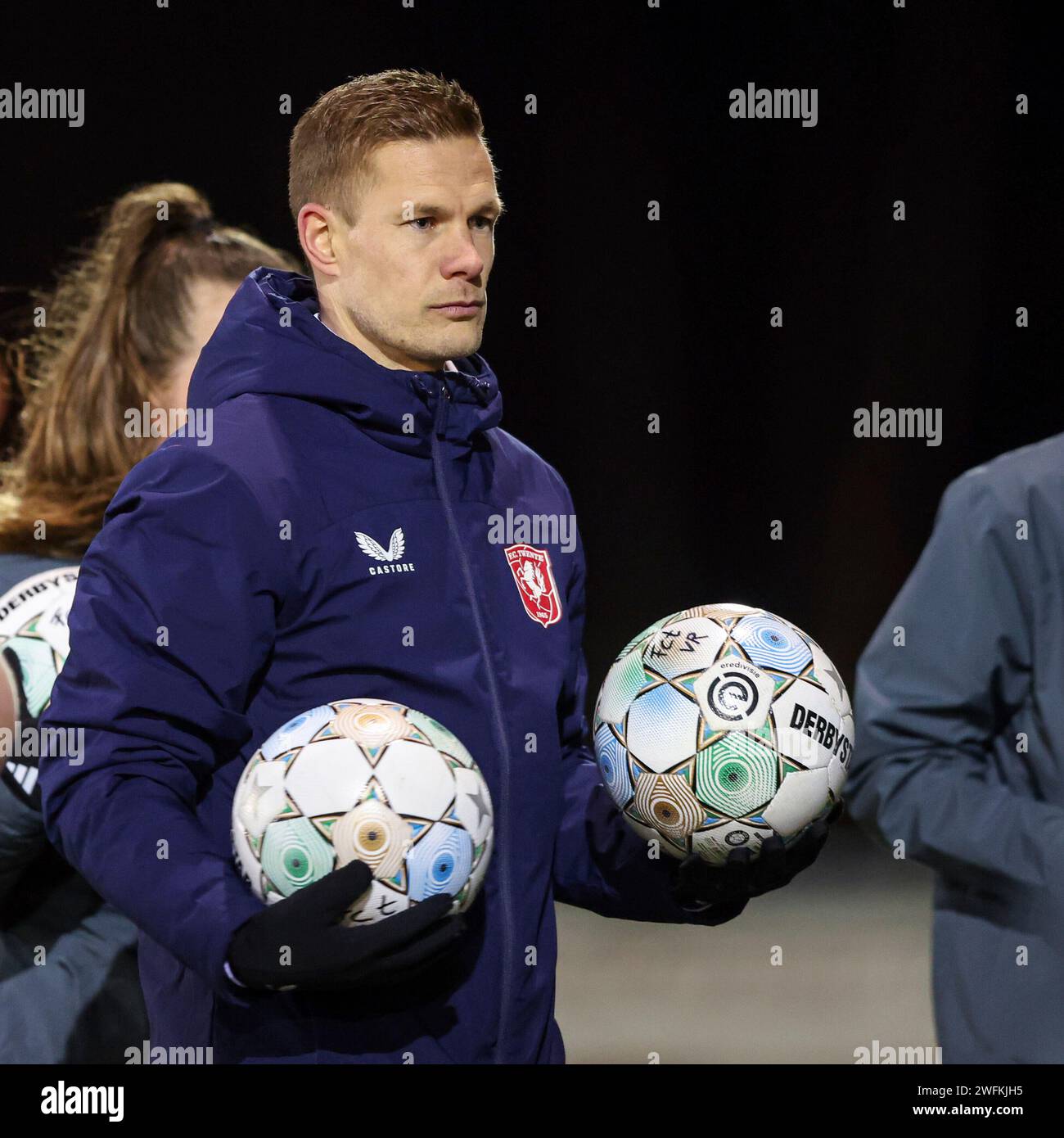 Heerenveen, Niederlande. Januar 31, 2024. HEERENVEEN, NIEDERLANDE - JANUAR 31: Cheftrainer Joran Pot des FC Twente hält am 31. Januar 2024 im Sportpark Skoatterwald in Heerenveen einen Ball während des niederländischen Azerion Vrouwen Eredivisie-Spiels zwischen sc Heerenveen und FC Twente. (Foto: Pieter van der Woude/Orange Pictures) Credit: dpa/Alamy Live News Stockfoto