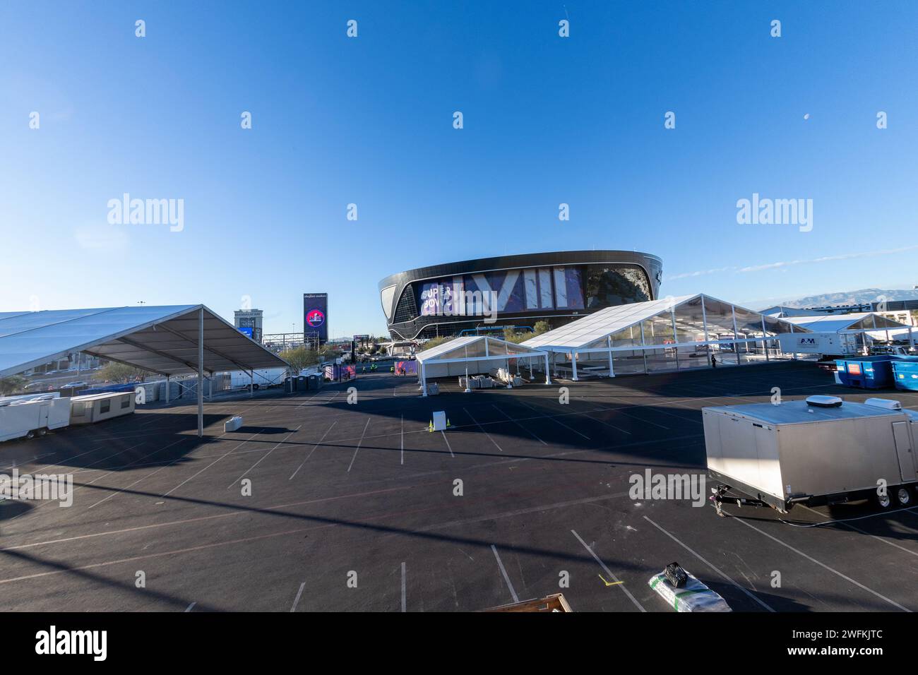 Las Vegas, NV, USA. Januar 31, 2024. Blick auf das Allegiant Stadium, bevor der NFL Super Bowl LVIII am 31. Januar 2024 in Las Vegas, Nevada, ausgetragen wurde. Quelle: Dee Cee Carter/Media Punch/Alamy Live News Stockfoto