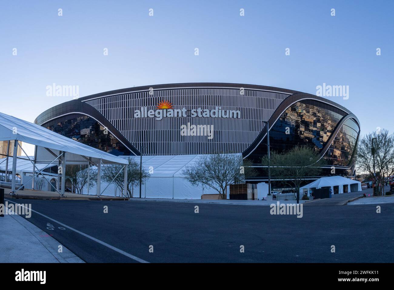 Las Vegas, NV, USA. Januar 31, 2024. Blick auf das Allegiant Stadium, bevor der NFL Super Bowl LVIII am 31. Januar 2024 in Las Vegas, Nevada, ausgetragen wurde. Quelle: Dee Cee Carter/Media Punch/Alamy Live News Stockfoto