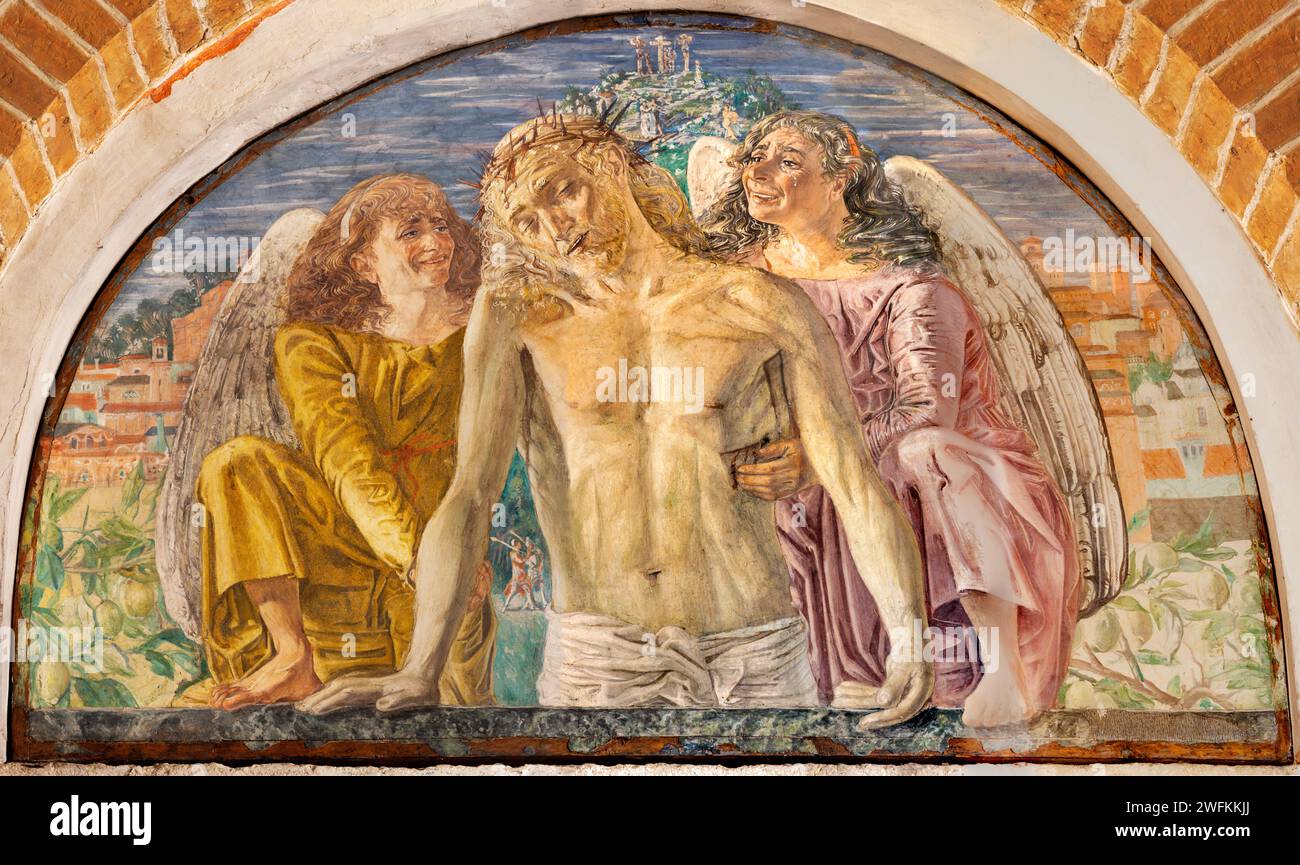TREVISO, ITALIEN - 4. NOVEMBER 2023: Das Fresko des Todes Jesus unter den Engeln in der Kirche Chiesa di San Francesco von Giovanni Barbisan (1946). Stockfoto