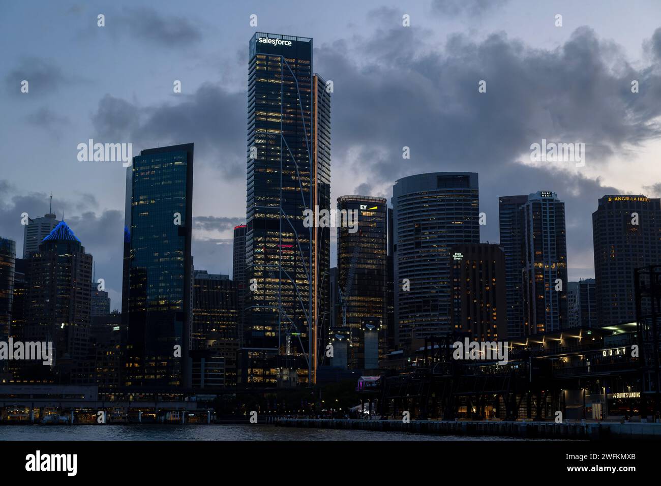 Sydney Central Business District, CBD, vom Hafen, in der Abenddämmerung. Stockfoto