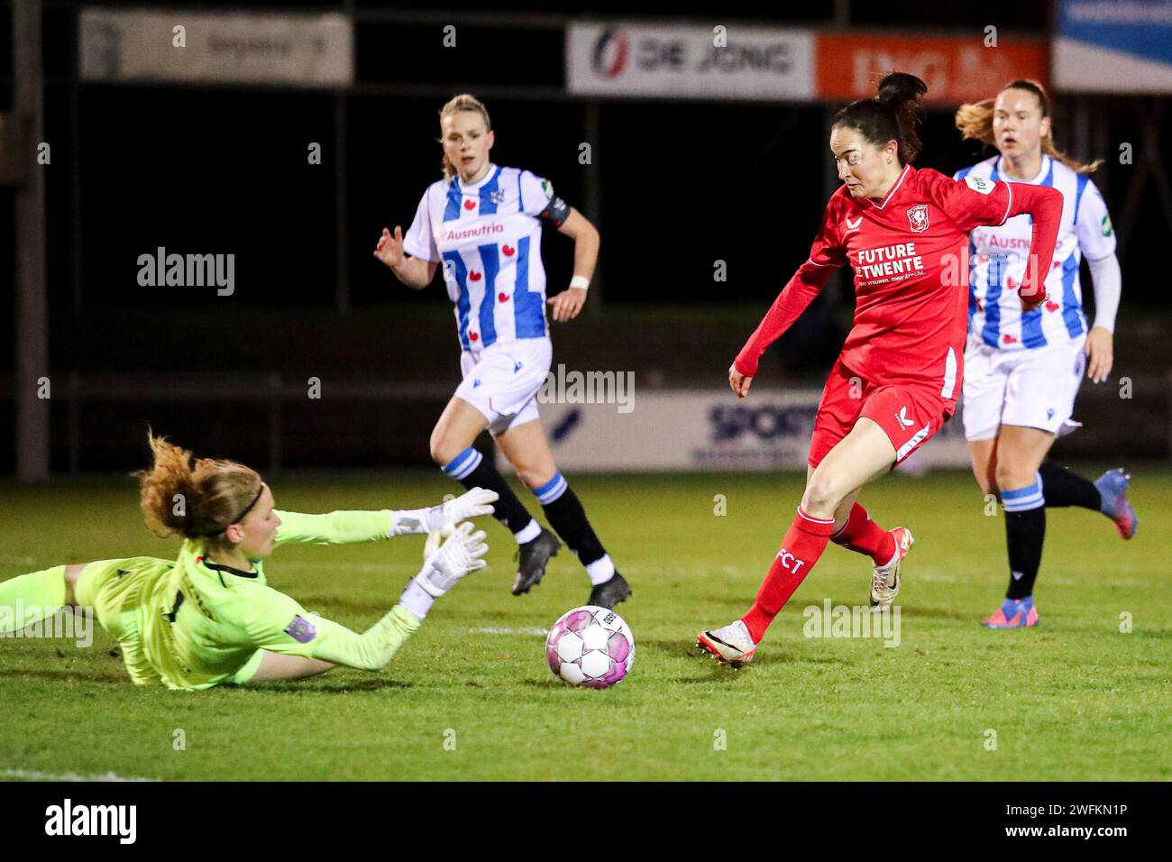 Heerenveen, Niederlande. Januar 31, 2024. HEERENVEEN, NIEDERLANDE - JANUAR 31: Torhüter Jasmijn Resink vom SC Heerenveen holte den Ball, Caitlin Dijkstra vom FC Twente beim niederländischen Azerion Vrouwen Eredivisie Spiel zwischen sc Heerenveen und FC Twente im Sportpark Skoatterwald am 31. Januar 2024 in Heerenveen, Niederlande. (Foto: Pieter van der Woude/Orange Pictures) Credit: dpa/Alamy Live News Stockfoto