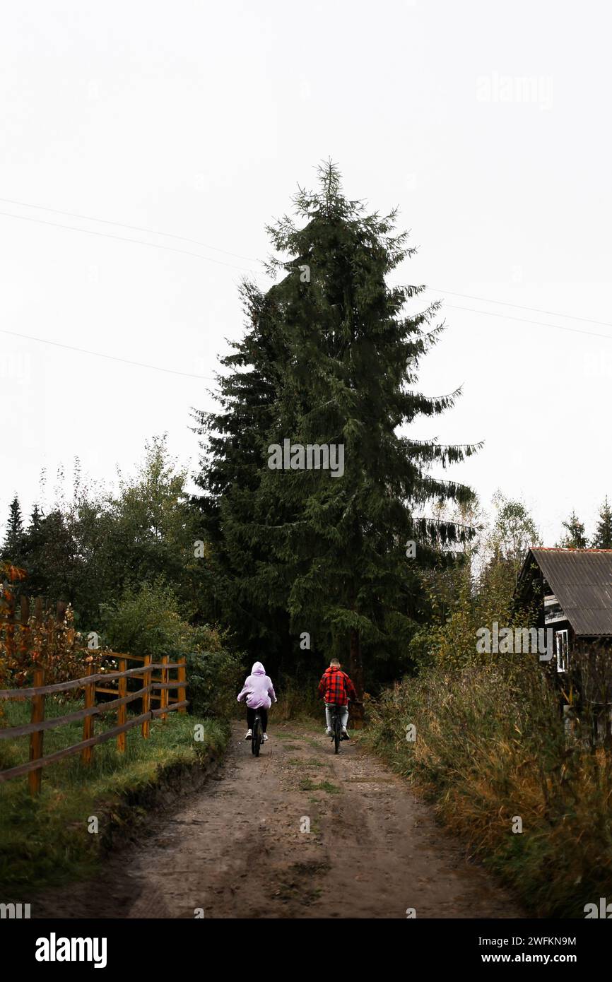 Biker-Paar, das Mountainbike im Wald auf dem Land fährt. Regnerischer Tag Stockfoto