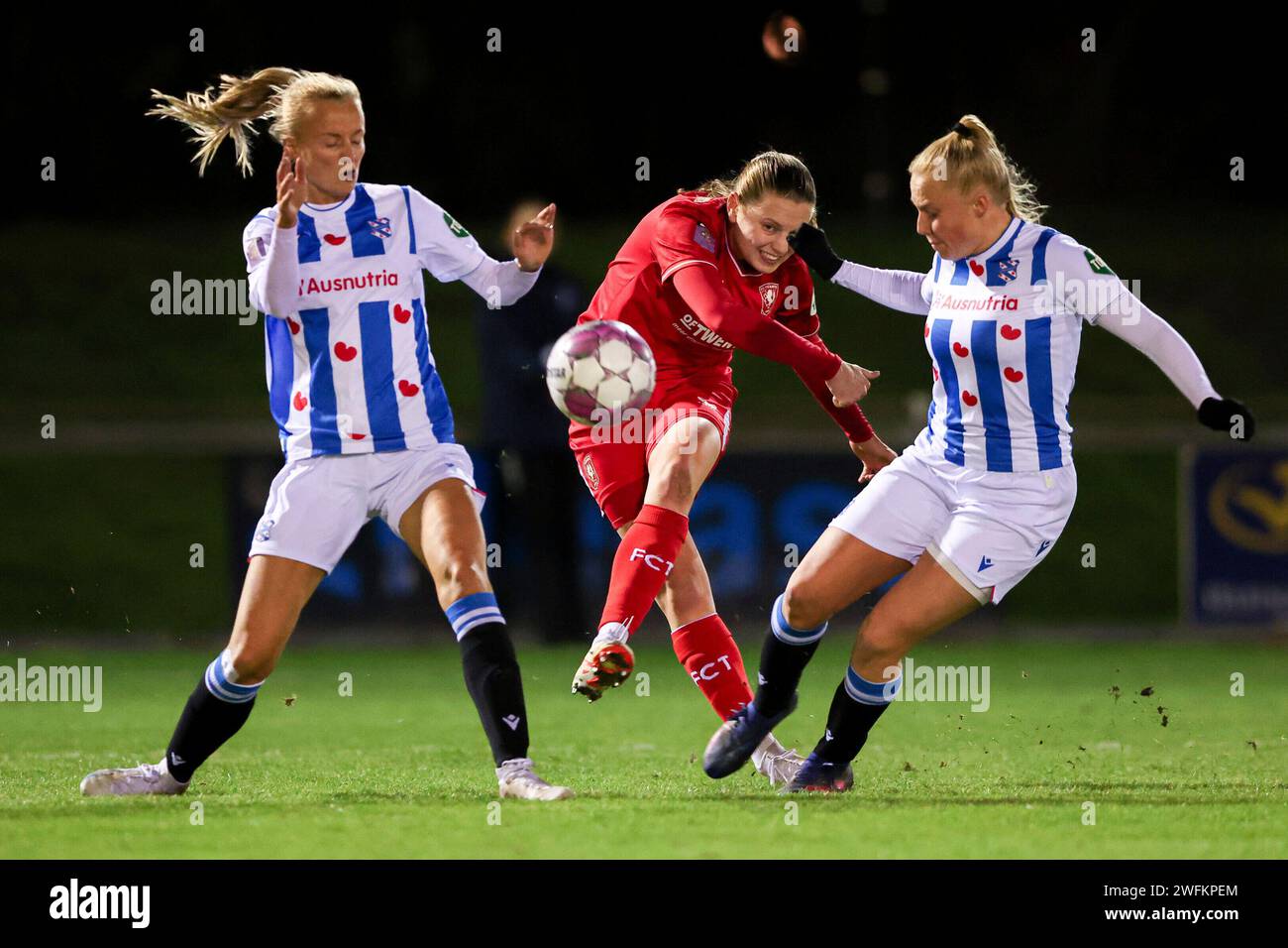 Heerenveen, Niederlande. Januar 31, 2024. HEERENVEEN, NIEDERLANDE - JANUAR 31: Elize Van Vilsteren vom SC Heerenveen und Janneke Ennema vom SC Heerenveen kämpfen im Sportpark Skoatterwald am 31. Januar 2024 im niederländischen Azerion Vrouwen Eredivisie-Spiel zwischen SC Heerenveen und FC Twente im Sportpark Skoatterwald. (Foto: Pieter van der Woude/Orange Pictures) Credit: dpa/Alamy Live News Stockfoto