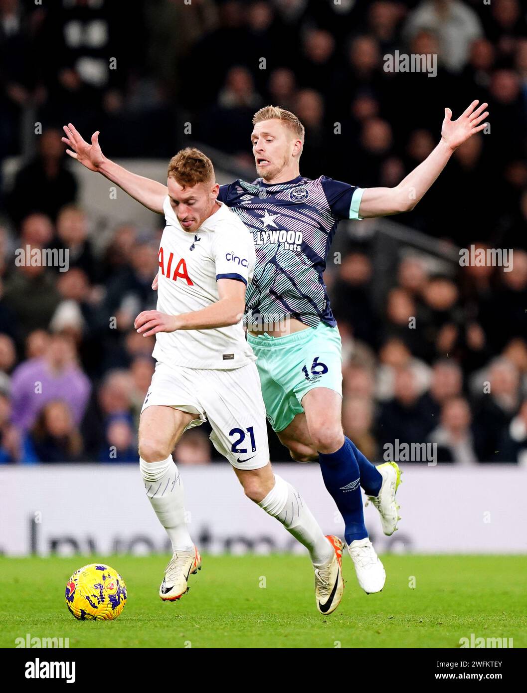 Tottenham Hotspurs Dejan Kulusevski (links) hält die Herausforderung von Brentfords Ben Mee während des Premier League-Spiels im Tottenham Hotspur Stadium in London ab. Bilddatum: Mittwoch, 31. Januar 2024. Stockfoto