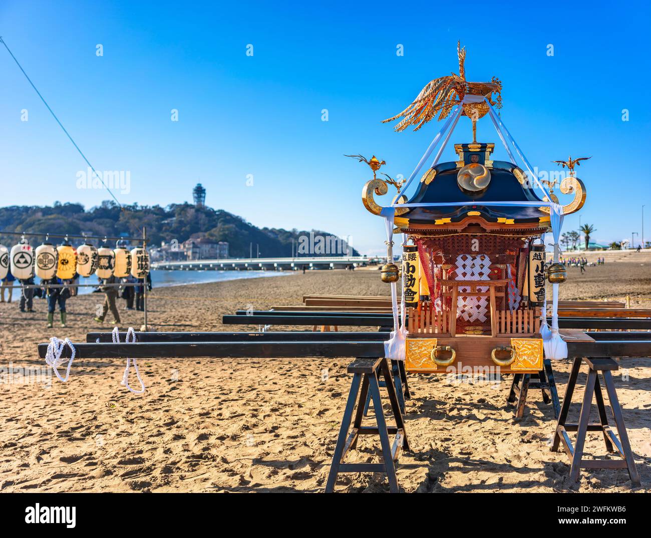 kanagawa, enoshima - 19. januar 2024: Japanischer heiliger Palanquin namens omikoshi, gekrönt von einem goldenen phönix, der auf dem Sand des Katase Higashihama Strandes liegt Stockfoto