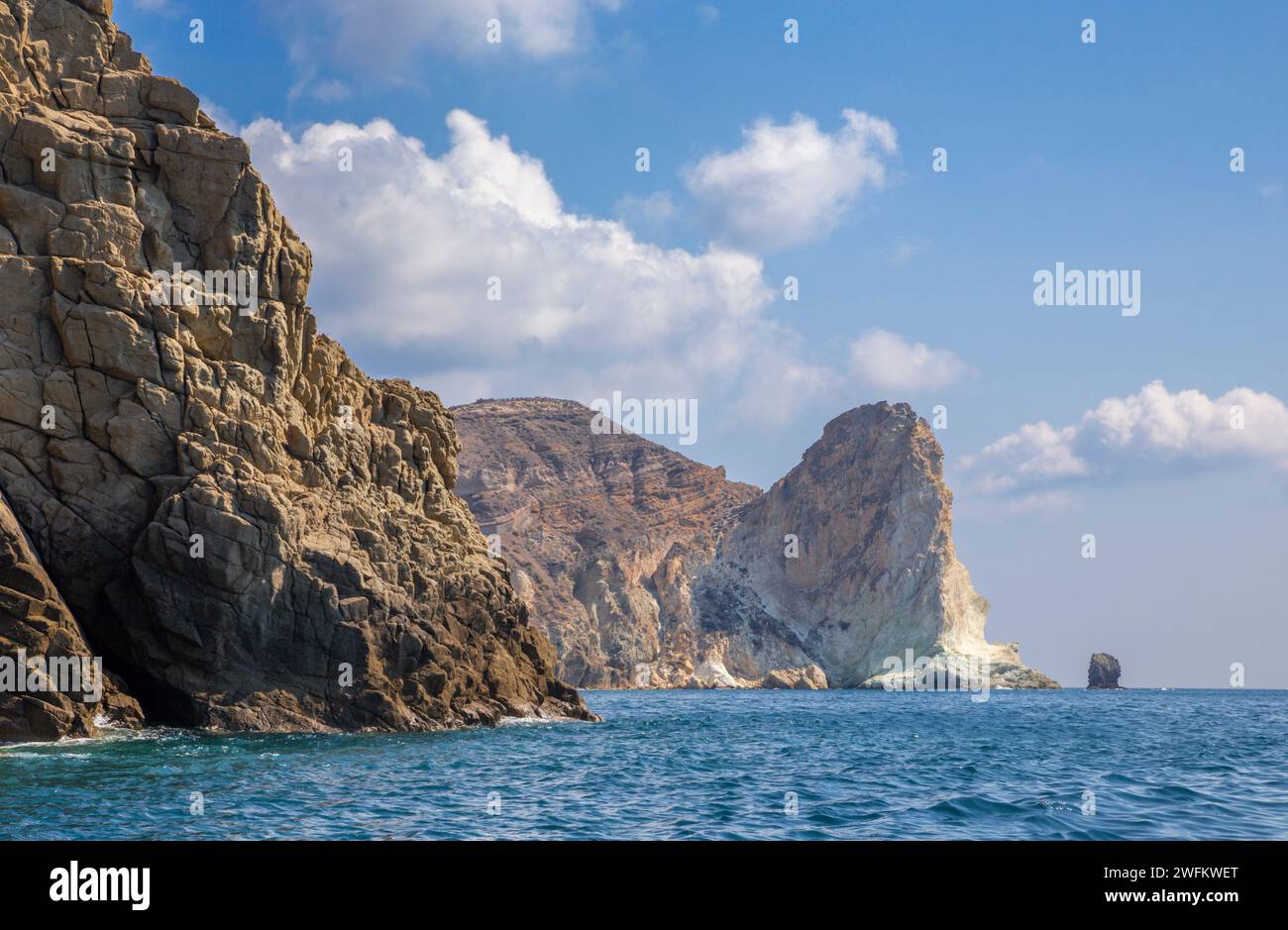 Santorini - die weißen Felstürme vom südlichen Teil der Insel. Stockfoto