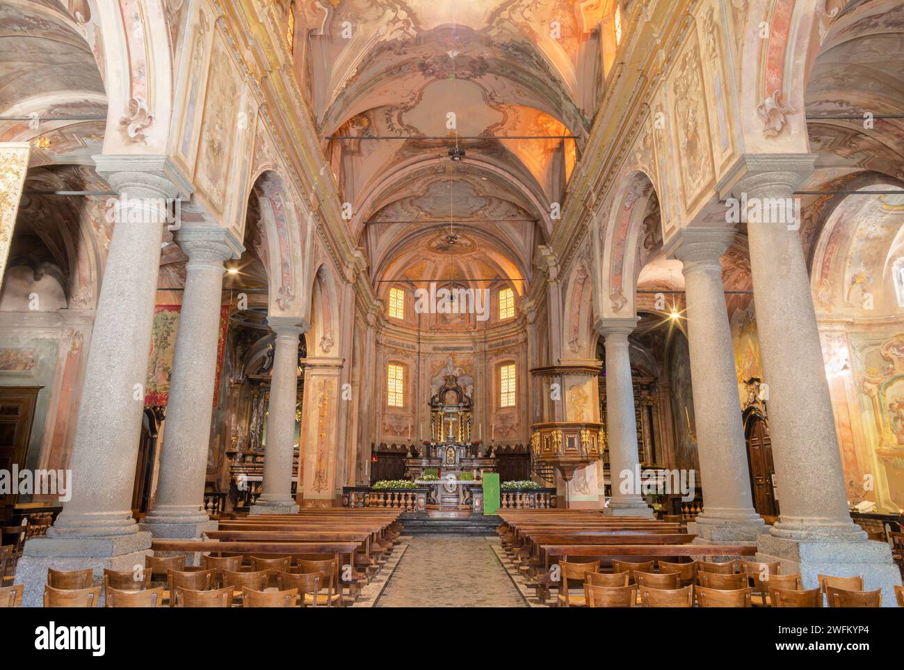 CHIAVENNA, ITALIEN - 20. JULI 2022: Das Kirchenschiff der Barockkirche San Lorenzo. Stockfoto