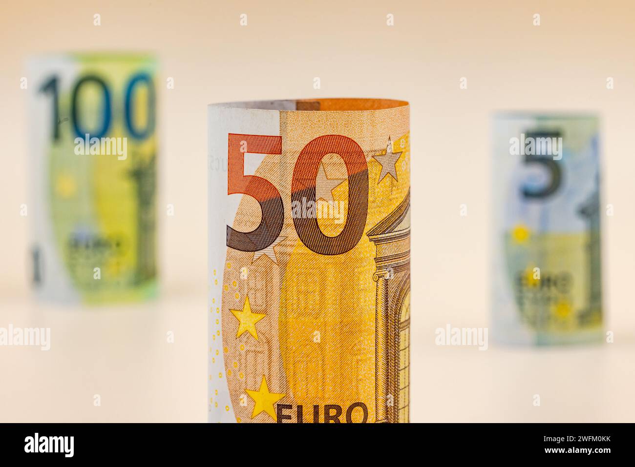 Euro-Banknoten im Wert von 5, 50 und 100 Euro als Rollenausschnitte im Studio Stockfoto