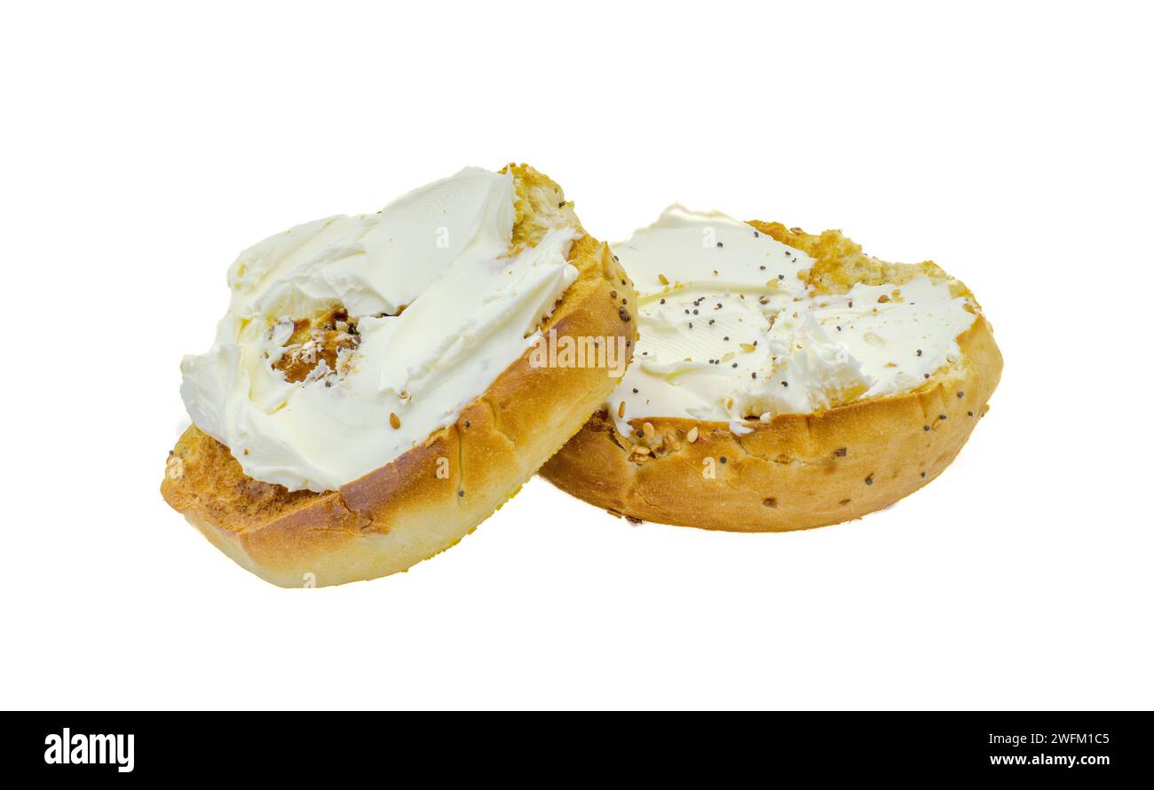 Ein köstlicher hausgemachter New york City Stil Mohn Sesam Bagel mit Frischkäse, beide Hälften bereit zu essen isoliert auf weißem Hintergrund Stockfoto