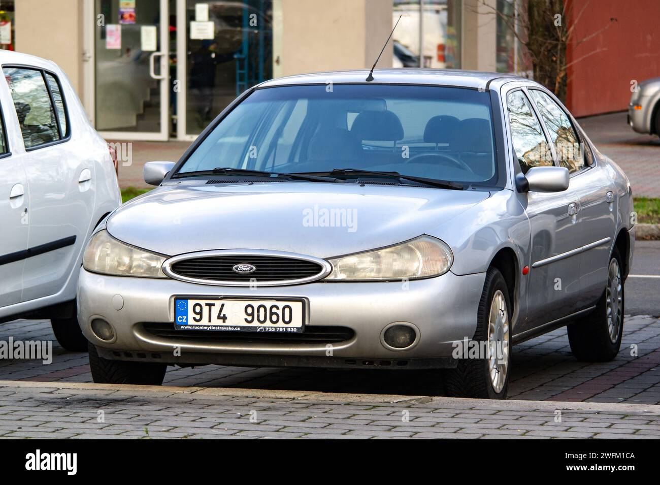 OSTRAVA, TSCHECHISCHE REPUBLIK - 19. DEZEMBER 2023: Ford Mondeo, Facelift der 1. Generation, Liftback-Version Stockfoto