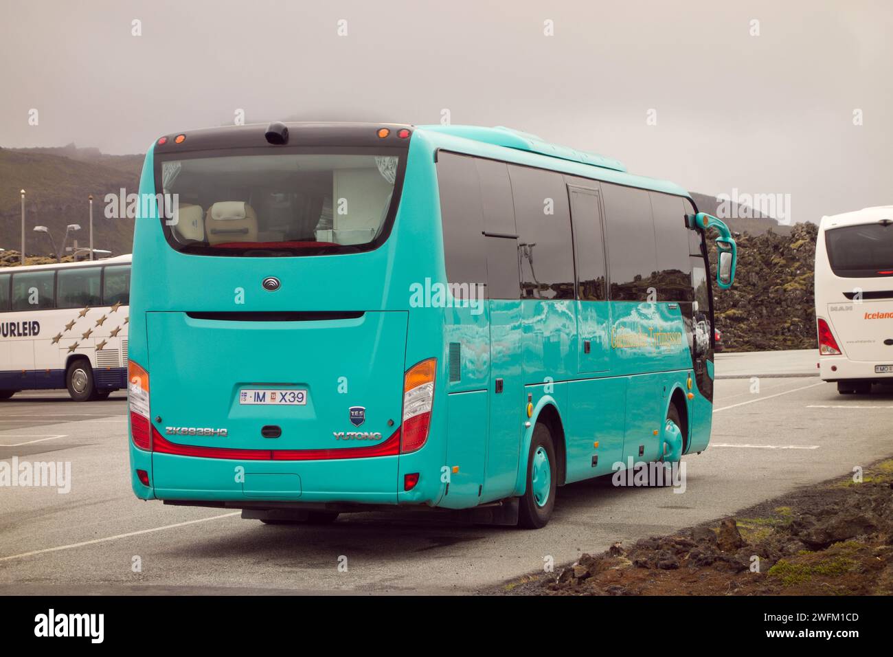 REYKJAVIK, ISLAND - 10. JULI 2014: Yutong ZK6938HQ chinesischer Bus des Transportunternehmens Gudmundur Tyrfingsson in Island Stockfoto