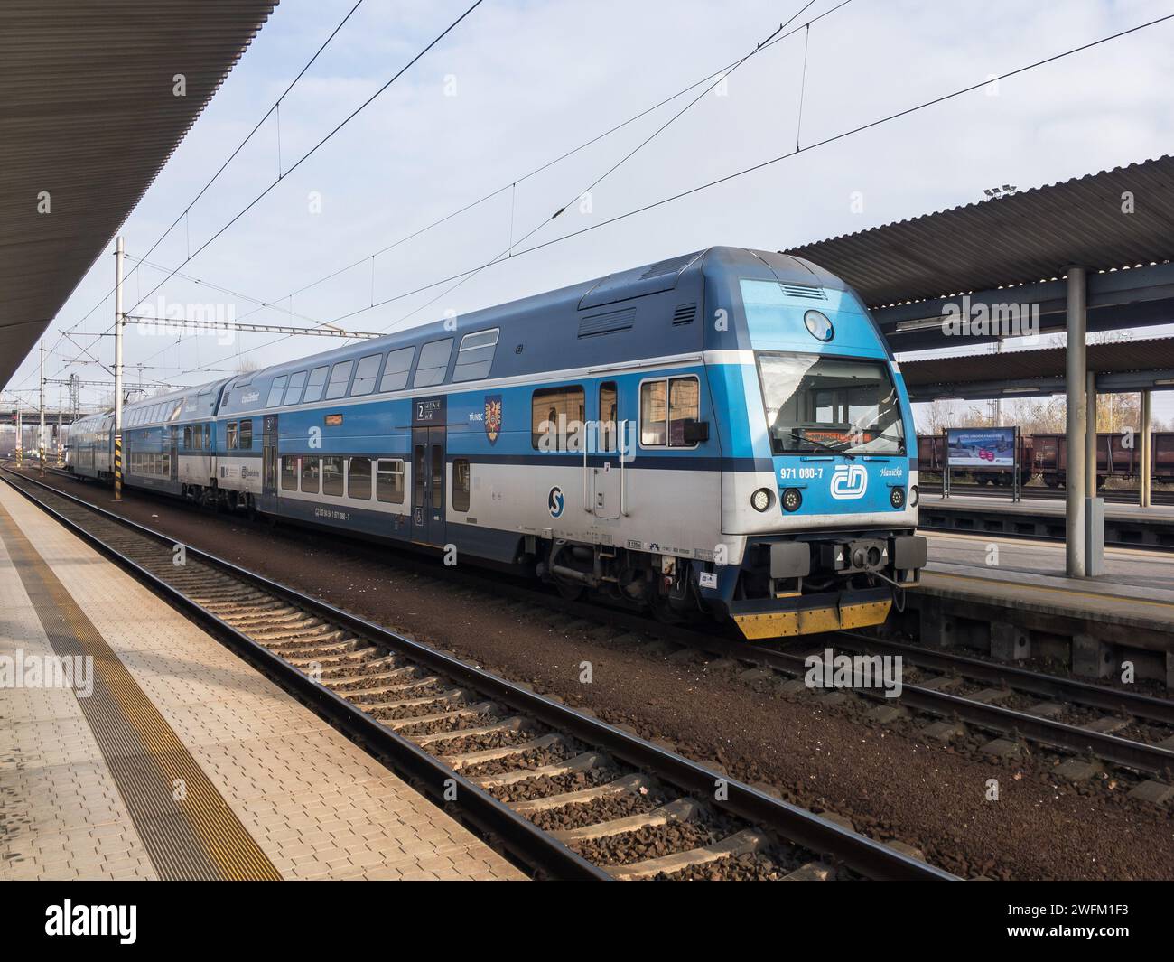 OSTRAVA-SVINOV, TSCHECHISCHE REPUBLIK - 20. NOVEMBER 2022: Zug 971 080-7 Hanicka der Transportgesellschaft Ceske Drahy am Bahnhof Ostrava-Svinov Stockfoto