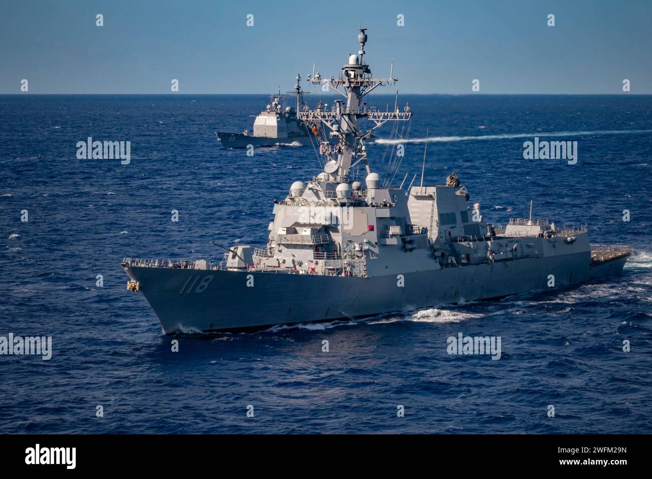 Philippine Sea, Usa. Januar 31, 2024. Der Arleigh-Burke-Klasse-Lenkraketenzerstörer USS Daniel K. Inouye, Front, und der Ticonderoga-Klasse-Lenkraketenkreuzer USS Princeton während einer Multi-Large Deck Event Übung am 31. Januar 2024 auf der Philippinischen See. Foto: MC3 Robert Hicks/U.S. Navy Photo/Alamy Live News Stockfoto