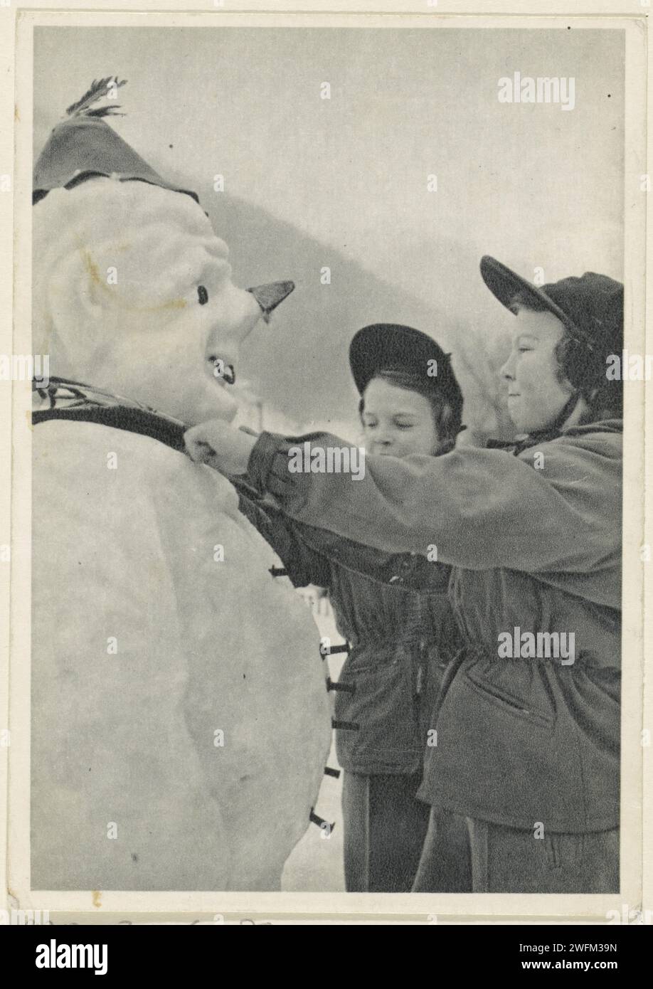 Beatrix und Irene machen einen Schneemann, 1950 - 1952 fotomechanischer Druck Beatrix und Irene machen einen Schneemann im Urlaub in Sankt Anton. Niederlandspublischer: Die Haager Zeitung Österreich Stockfoto