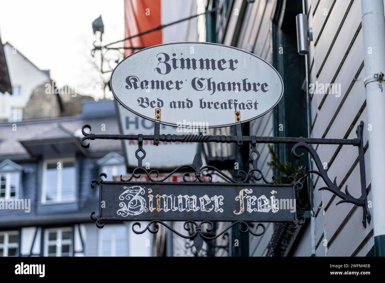 Hotel, Schilder, Zimmer frei, Bed and Breakfast, Monschau, Altstadt, Eifel, NRW, Deutschland, Altstadt Monschau *** Hotel, Schilder, Zimmer verfügbar, Bed and Breakfast, Monschau, Altstadt, Eifel, NRW, Deutschland, Altstadt Monschau Stockfoto