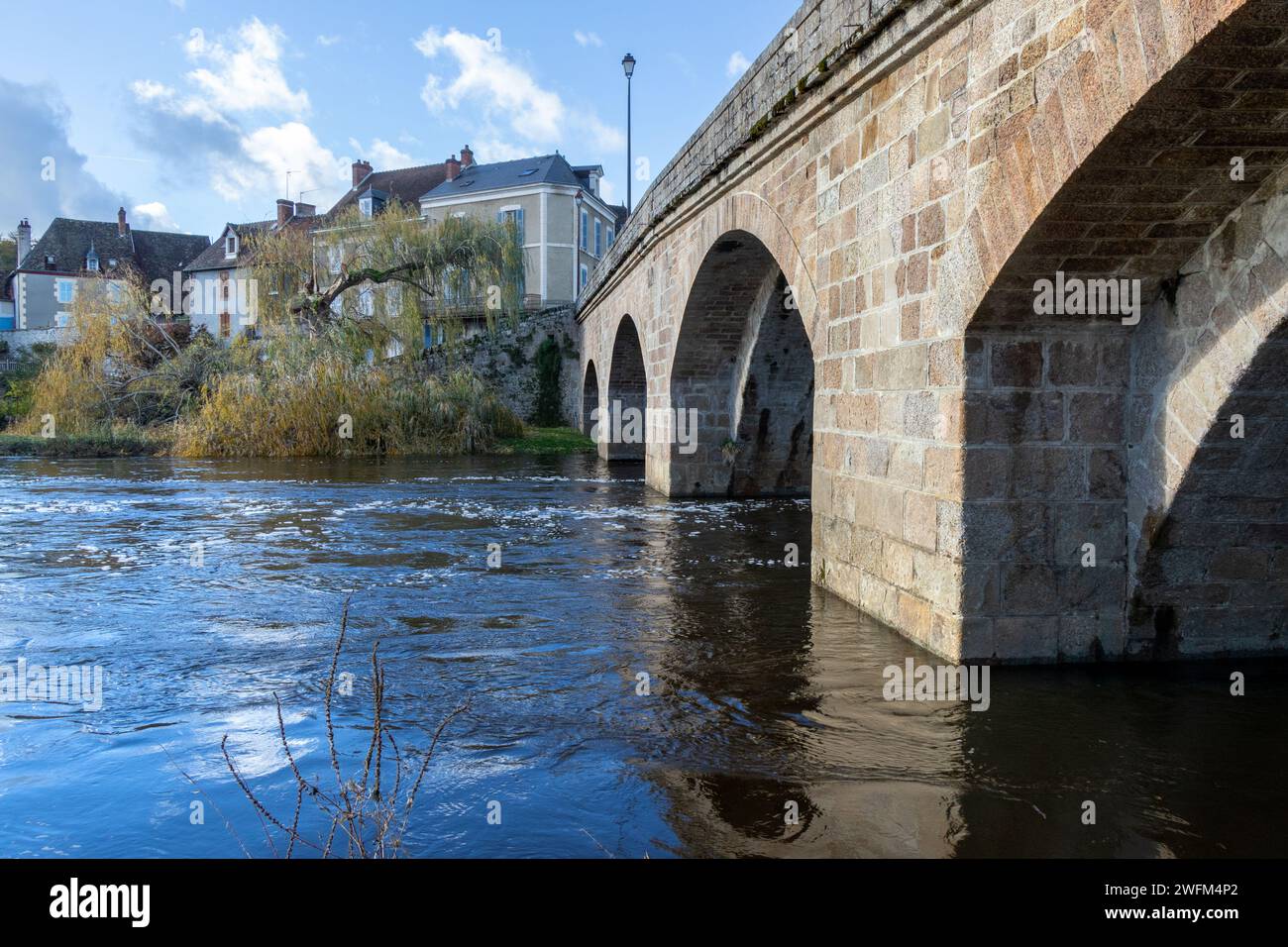 Die Brücke über die Creuse bei La Celle Dunoise in Frankreich. Stockfoto