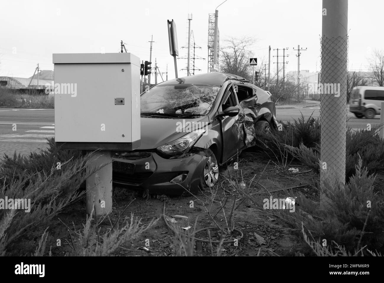 Verkehrsunfall. Versicherungsfall. Der Fahrer hat die Kontrolle verloren. Rutschige Straße. Defekte Bremsen. Das Auto ist gegen einen Stab gestürzt. Das Auto wurde bei einem Unfall beschädigt. Stockfoto