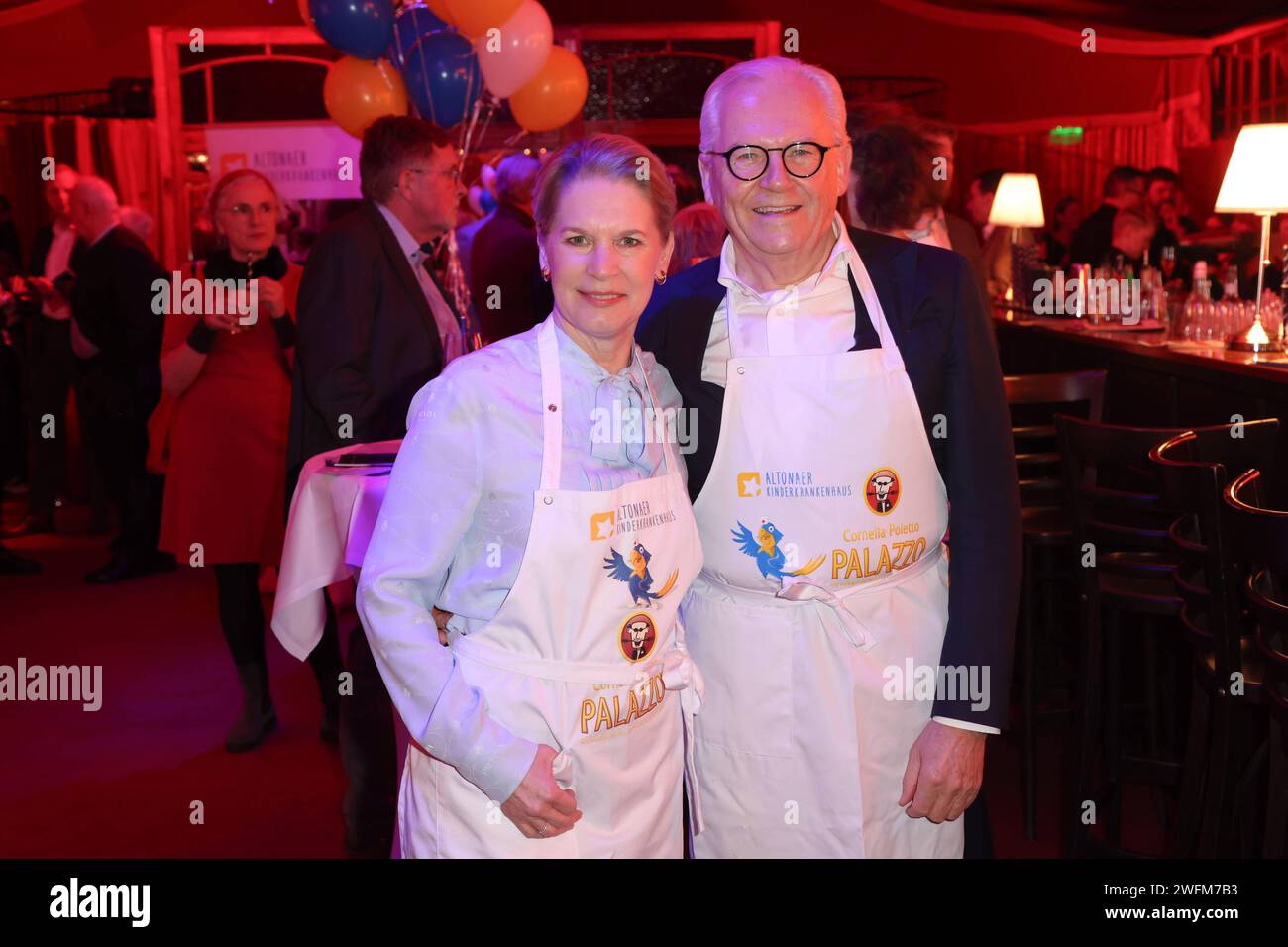 Cornelia Poletto mit Rüdiger Grube, Prominente Binden sich die Schürze um und servieren im Cornelia Poletto PALAZZO ein exklusives 4-Gänge-Menü für den guten Zweck. Der Erlös des Abends C ein Mix aus Kulinarik und Unterhaltung C kommt dem Lufthafen im Altonaer Kinderkrankenhaus zugute, Palazzo Spiegelpalast auf der Horner Rennbahn, Hamburg am 31.1.2024 *** Cornelia Poletto mit Rüdiger Grube, im Cornelia Poletto PALAZZO servieren Prominente ein exklusives 4-Gänge-Menü für einen guten Zweck. der Erlös des Abends C eine Mischung aus kulinarischen Köstlichkeiten und Unterhaltung C wird profitieren Stockfoto