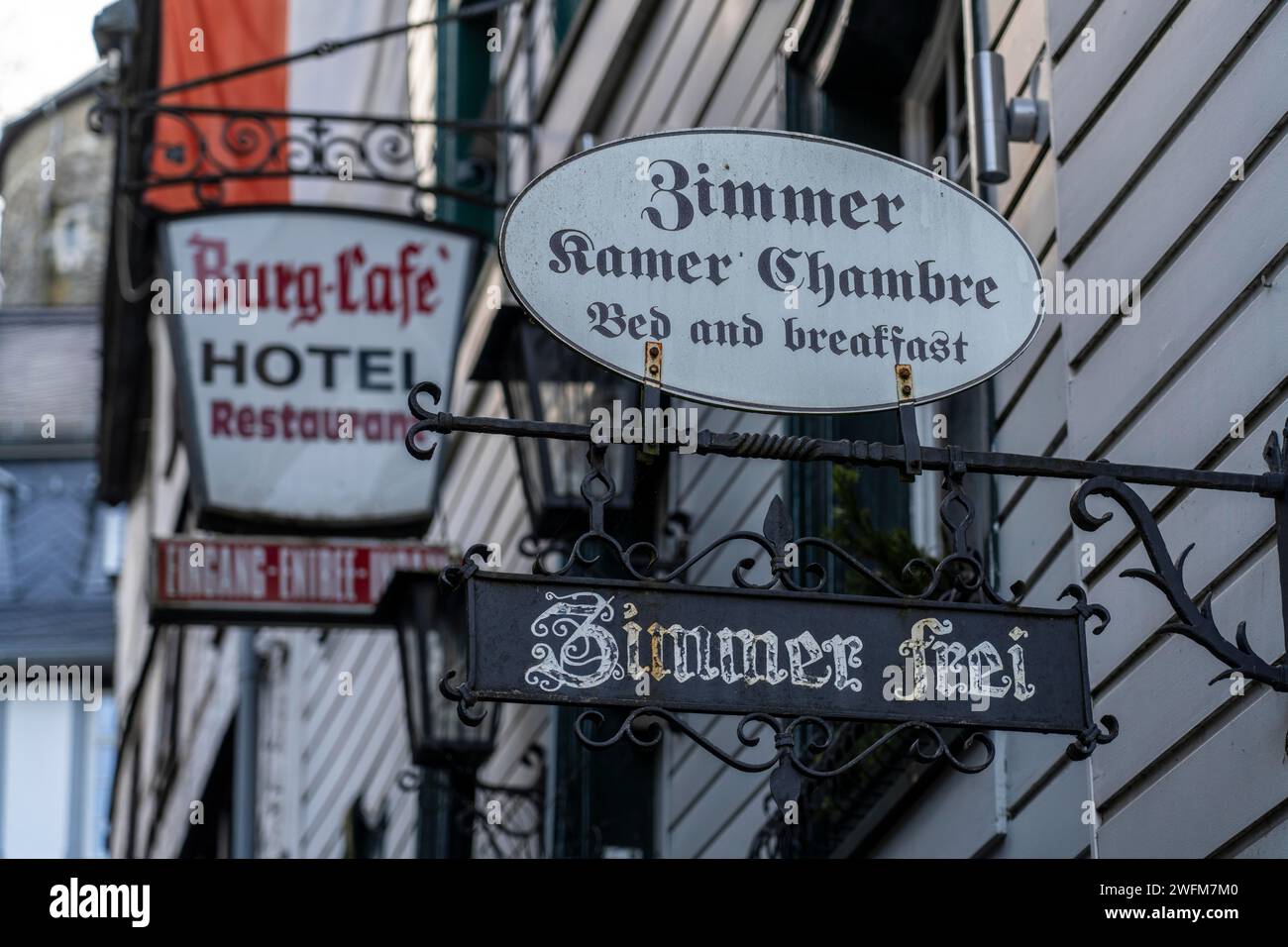Hotel, Schilder, Zimmer verfügbar, Bed and Breakfast, Monschau, Altstadt, Eifel, NRW, Deutschland, Stockfoto