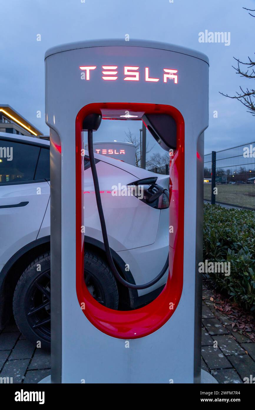 Tesla Supercharger Station, Schnellladestationen von Tesla, Paderborn, NRW, Deutschland Stockfoto
