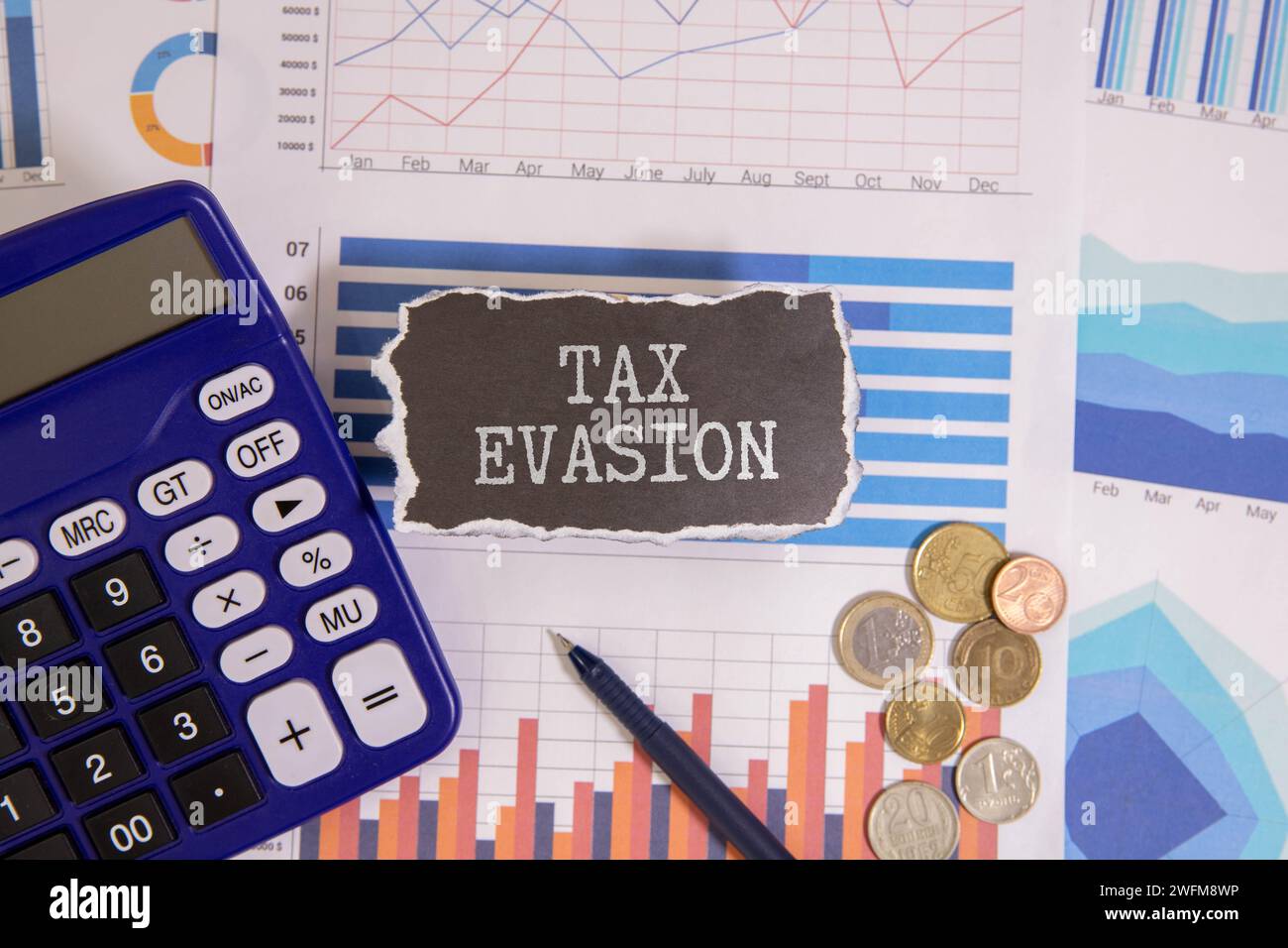 Notizblock mit Text Steuerhinterziehung auf den Unternehmenskarten und Stift, Geschäft Stockfoto
