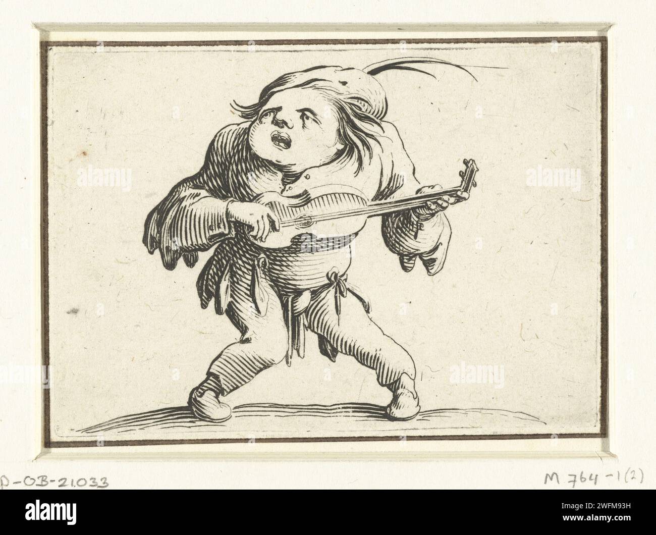 Zwerg mit Gitarre, Jacques Callot, 1621 - 1625 Druck Zwerg, von vorne gesehen, Gitarre spielt, eine Kappe mit zwei Federn auf dem Kopf. Dieser Druck ist Teil einer Serie von 21 Drucken mit grotesken Figuren; fast alle dieser Figuren sind Zwerge, viele sind gekauft. Nancy Papier ätzt / graviert Little People. Eine Person spielt Streichinstrument (gezupft). Cithern, Mandoline, Gitarre, Balalaika Stockfoto