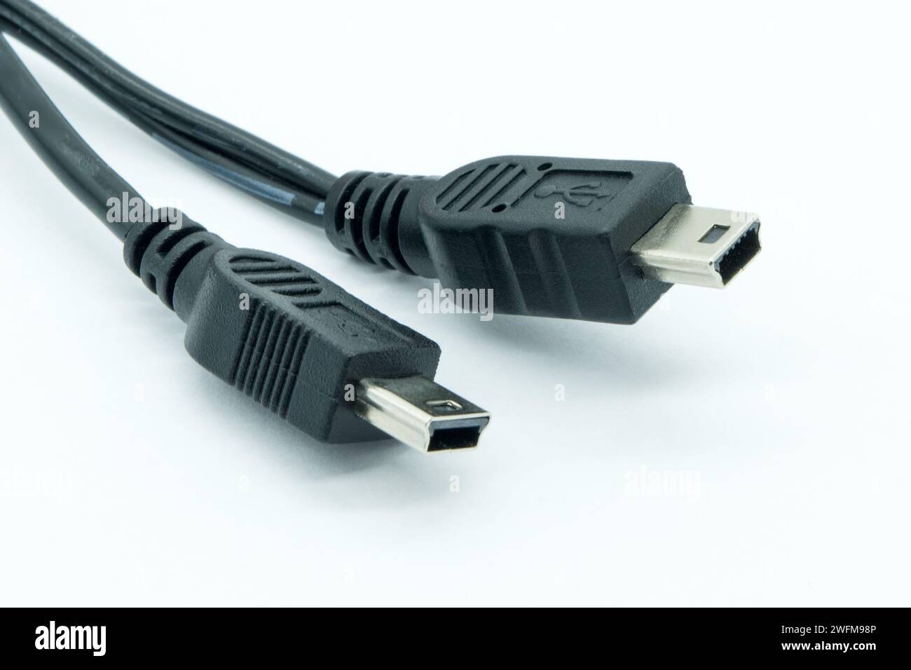 Mini-USB-Stecker, Kabel in Nahaufnahme zu sehen. Stockfoto