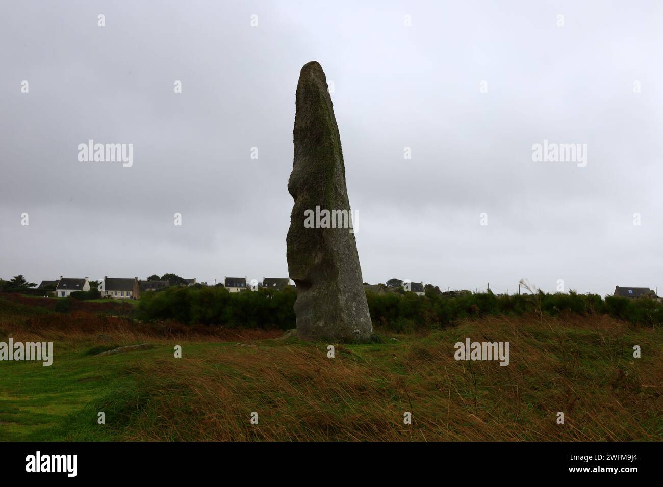 Der Menhir von Cam Louis ist ein Menhir in der Stadt Plouescat im französischen Département Finistère Stockfoto