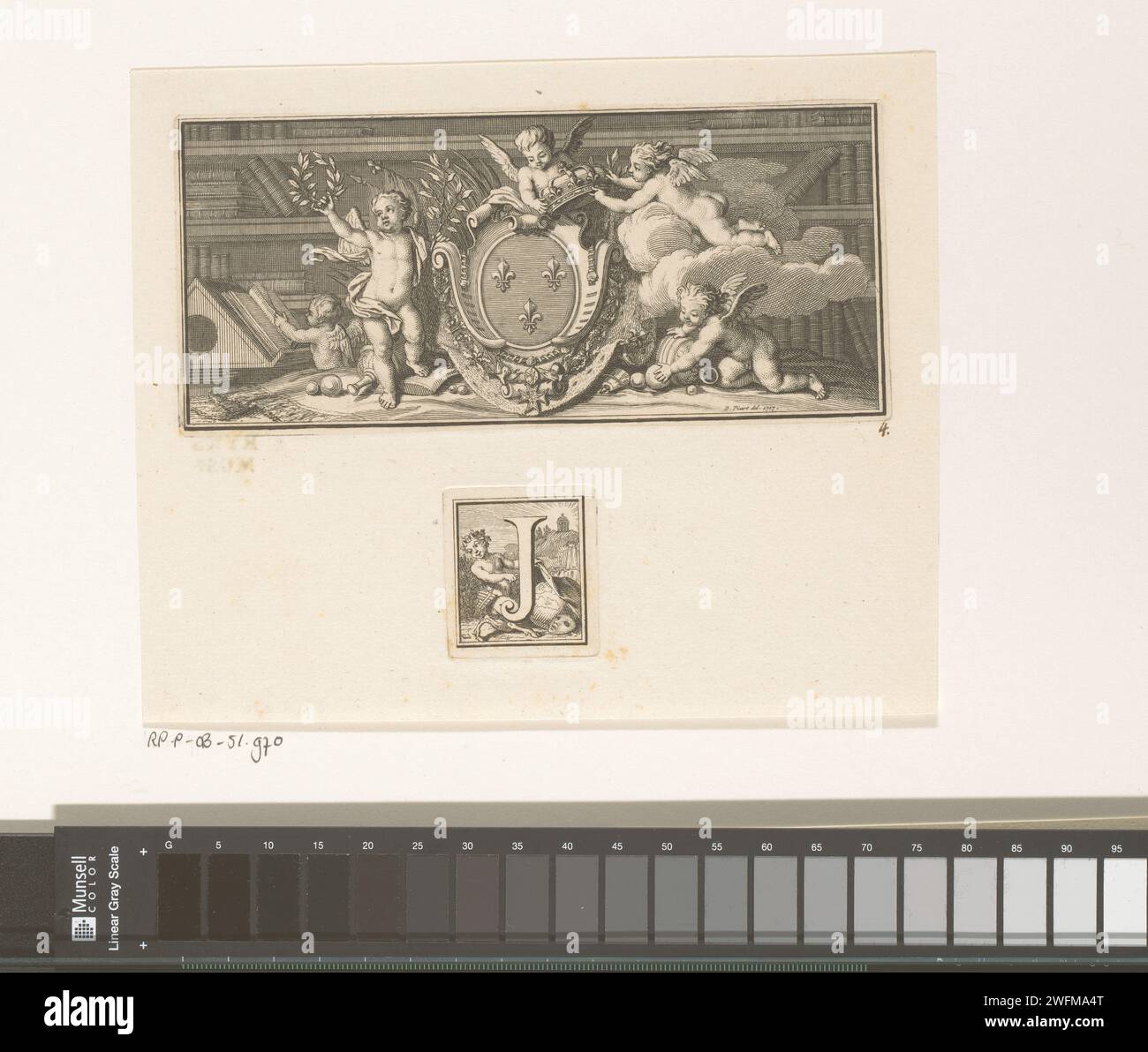 Wappen von König Ludwig XIV. Von Frankreich und der Buchstabe J mit Pan, Bernard Picart (Werkstatt von) im Hintergrund, nach Bernard Picart, 1717 drucken zwei Aufführungen auf einem Blatt. Oben: Das Wappen von Ludwig XIV., König von Frankreich, mit in der Mitte des Ordens des Heiligen Geistes, wird von Putti gekrönt. In den Bücherregalen im Hintergrund. Unten: Der Buchstabe J mit PAN, der den Globus und eine Maske entlastet. Im Hintergrund der Parnassos. Amsterdamer Papiergravur (als Symbol des Staates usw.). Studium; „studiolo“; Bibliothek. Cupiden: 'amores', 'amoretti', 'Putti Stockfoto