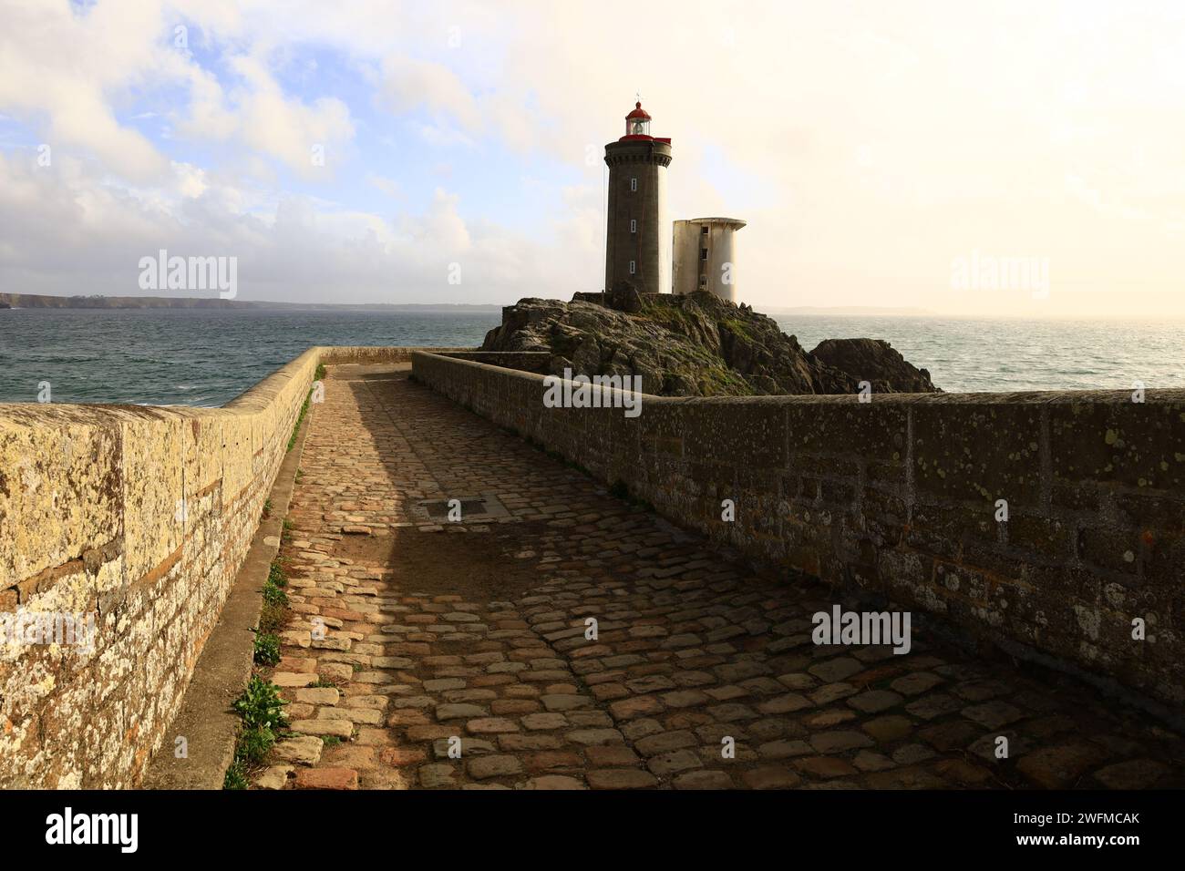 Der Leuchtturm Petit Minou ist ein Leuchtturm an der Straße von Brest, der vor dem Fort du Petit Minou in der Gemeinde Plouzané steht Stockfoto