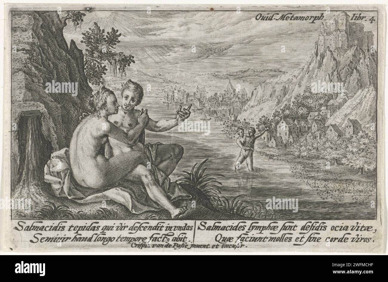 Salmacis und Hermaphroditus, Crispijn van de Passe (I), 1602–1607 Druck Salmacis, eine von Dianas Nymphen, und Hermaphroditus am Rande des Sees, in dem Salmacis lebte. Salmacis verliebte sich in Hermaphroditus und klammerte sich an ihn, damit ihre Körper verschmelzen. Im Hintergrund, im See, findet die Fusion statt. Am Rand eine vierzeilige Beschriftung in zwei Spalten auf Lateinisch. Der Kölner Papierstich Hermaphroditus und Salmacis verwandelte sich in einen Hermaphroditen: Beim Gebet der Brunnennymphe Salmacis, die den badenden Hermaphroditus eng umfaßt, verschmelzen ihre Körper (Ovid, Metamorphos) Stockfoto