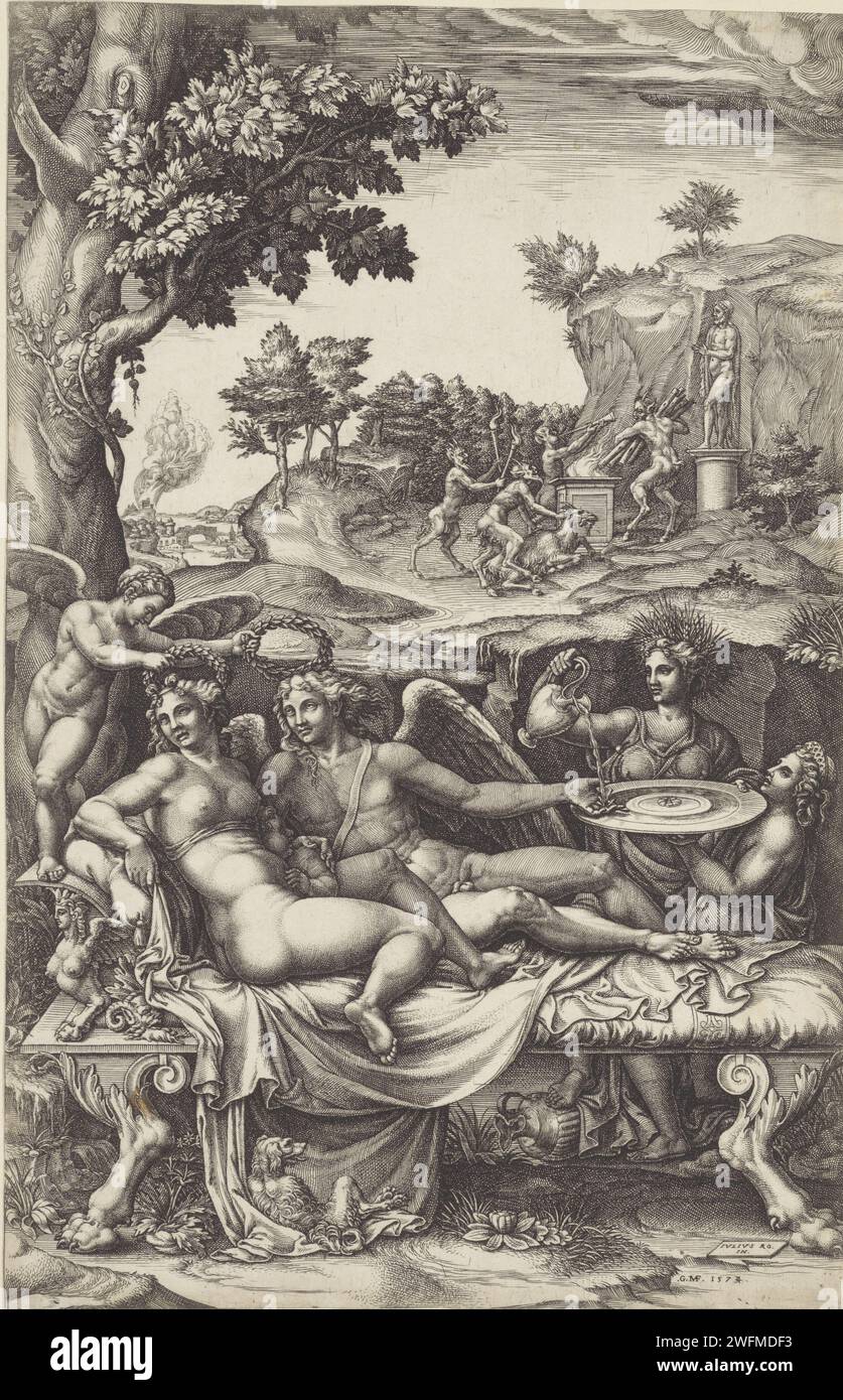 Amor en Psych, Giorgio Ghisi, nach Giulio Romano, 1574 Druck Amor und Psyche sind in einer Chaiselongue in einer Landschaft mit ihrem Kind (Voluptas). Eine geflügelte Figur hält Lorbeerkränze über den Köpfen von Amor und Psyche. Auf der rechten Seite goss Ceres Wasser auf die Hand von Amor. Seine Hand lehnt sich auf eine Waage, die Juno trägt. Im Hintergrund eine Gruppe von Satern, die eine Ziege für eine Statue Gottes opfern. Da ist ein Hund im Vordergrund. Druckerei: Italien Design von: Mantua Papier Gravur Cupid und Psyche als Liebhaber Stockfoto