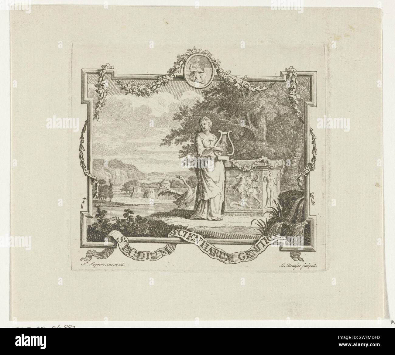 Vignette mit Poesie mit Lier und Zwaan in Landschaft mit Rahmen, Leendert Brasser, nach Hendrik Hoogers, 1727–1793 Druck Vignette mit weiblicher Personifikation von Poesie, die eine Winde am Ufer eines Wassers in einer südlichen Landschaft spielt. Hinter ihr befindet sich ein Sockel mit einem Relief Bellerophon, der die Chimeraa schlägt, ein Schwan am Ufer spreizt seine Flügel. Die Wahrheit wird in einem kleinen Medaillon gezeigt. Eine Girlande und eine Banderole mit dem Motto Studium Scientiarum Genitrix schwingen um eine Liste. Rotterdam Papierätzung / Gravur (Geschichte von) Bellerophon. Symbolische Darstellungen, Allegorien und Embleme  Poesie; Stockfoto