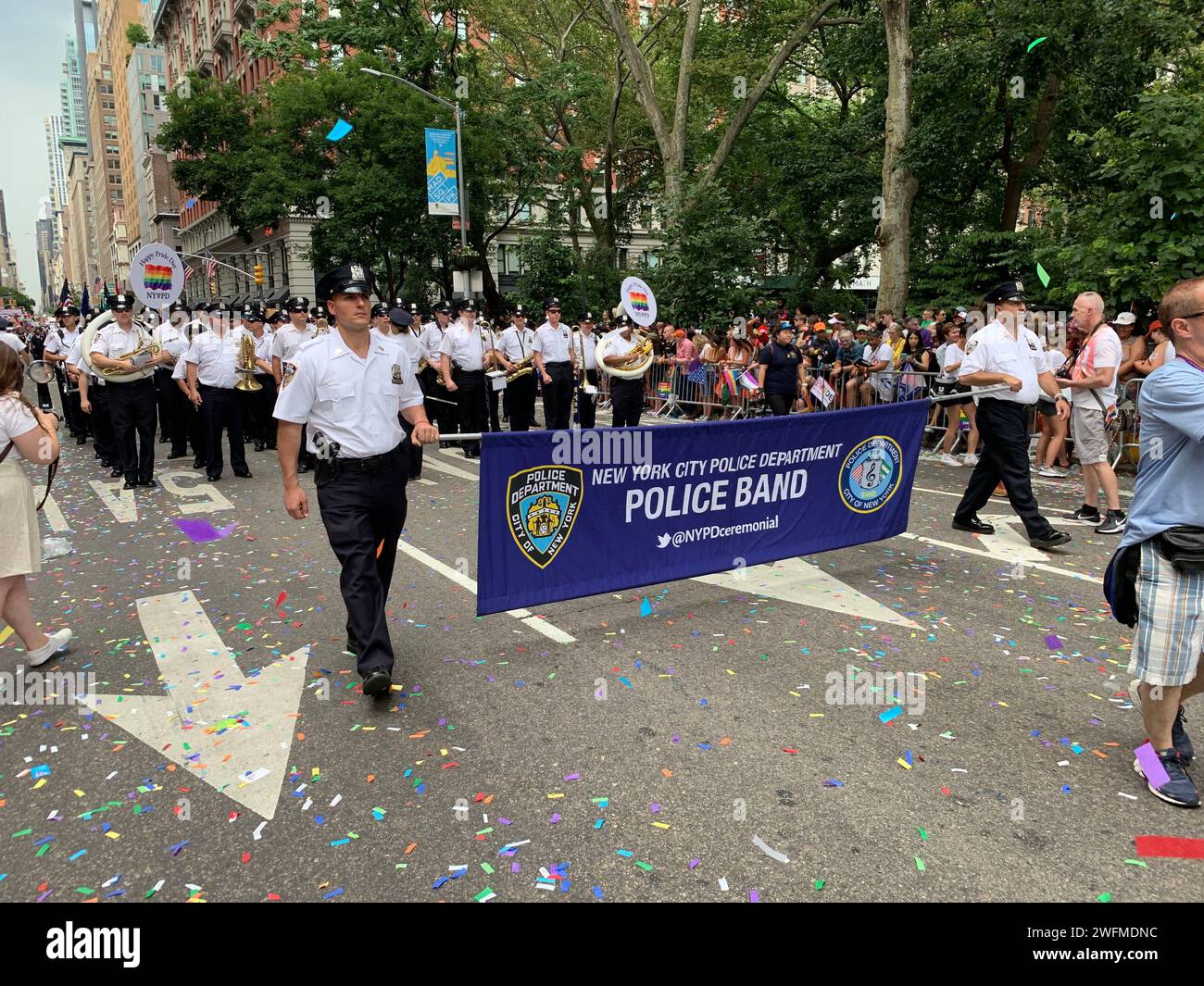 Die NYPD zeigt ihre Unterstützung für die LBGT-Community mit ihrer Marschband, die an der Gay Pride Parade teilnimmt Stockfoto