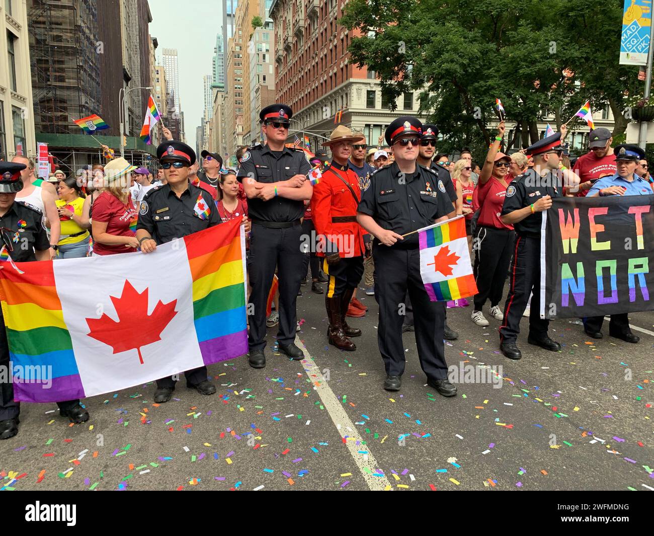 Eine Delegation der Royal Canadian Mounted Police marschiert bei der Gay Pride Parade in New York City, um die LBGT Community zu feiern Stockfoto