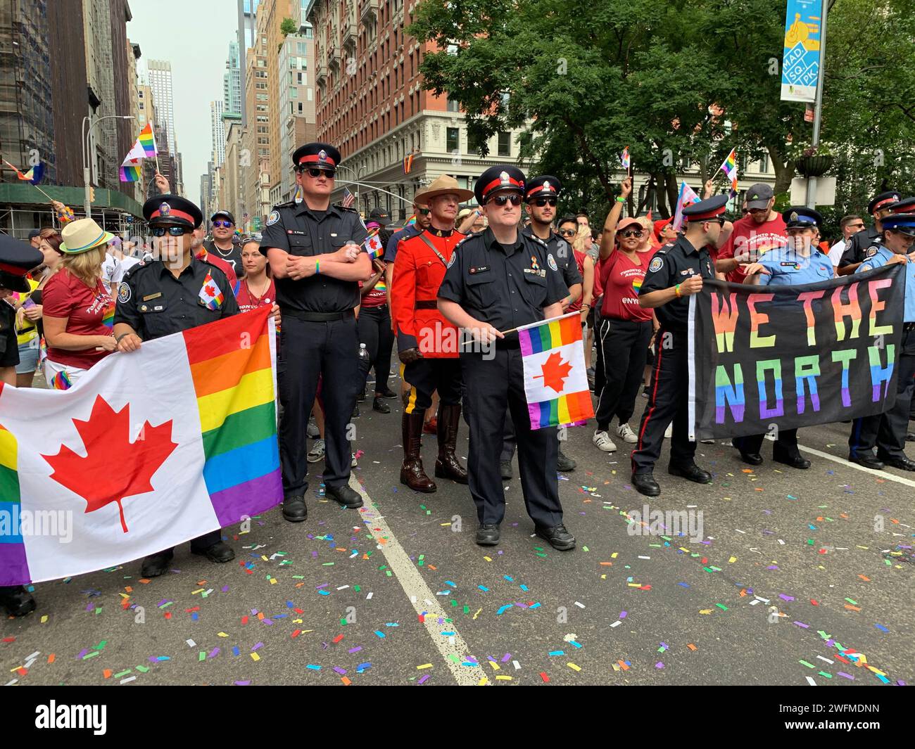 Eine Delegation der Royal Canadian Mounted Police marschiert bei der Gay Pride Parade in New York City, um die LBGT Community zu feiern Stockfoto