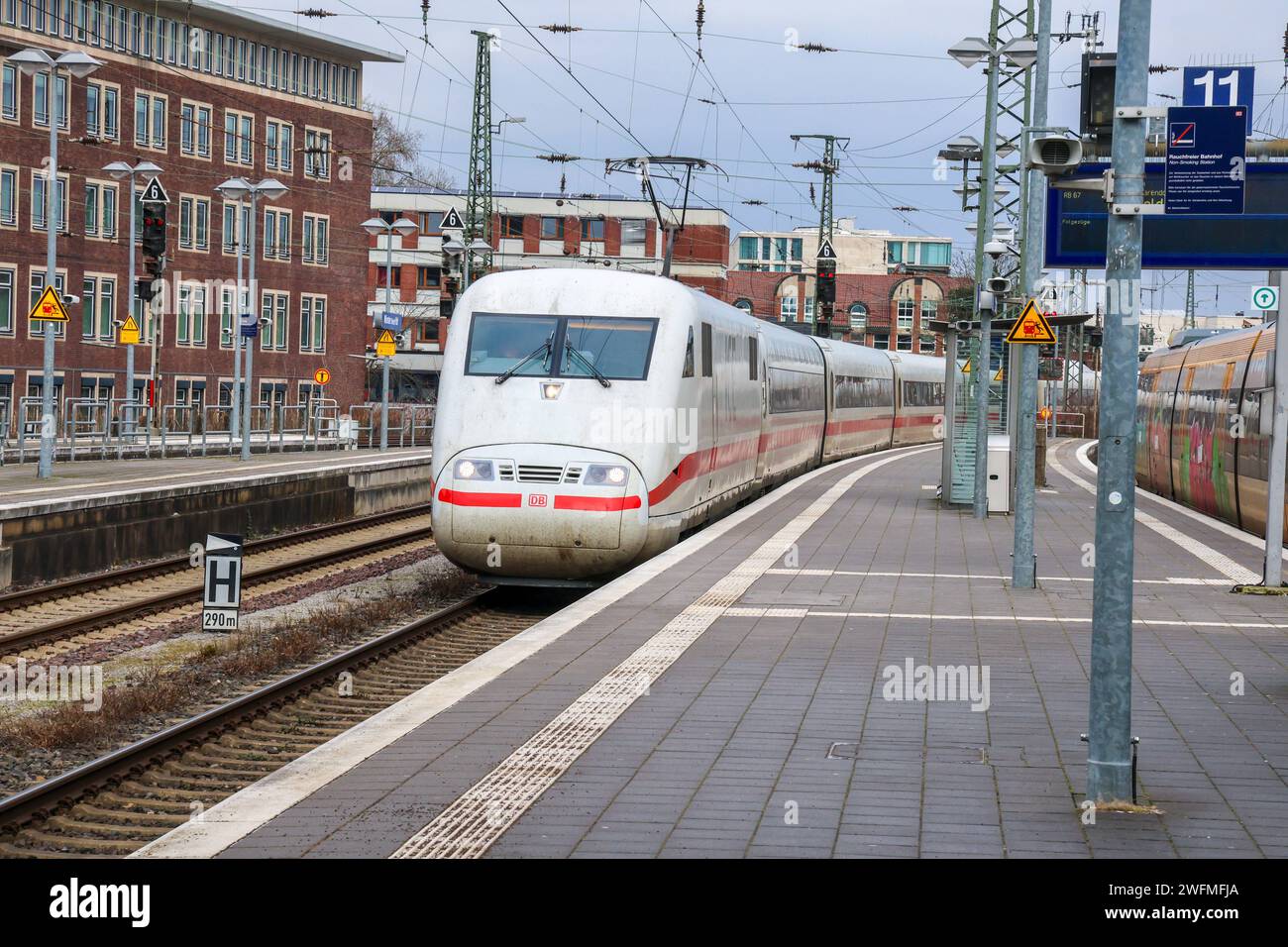 Eisenbahnverkehr am Münster Hauptbahnhof. Intercity Express Zug ICE1 der Deutschen Bahn. Münster