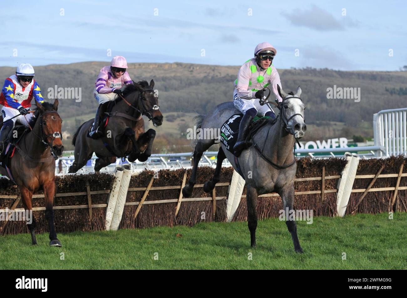 Rennen 18:00 Uhr das Unibet Hürdenrennen (das Internationale Hürdenrennen), Sieger Lossiemouth, geritten von Paul Townend, springt den letzten von hinten vorne Stockfoto