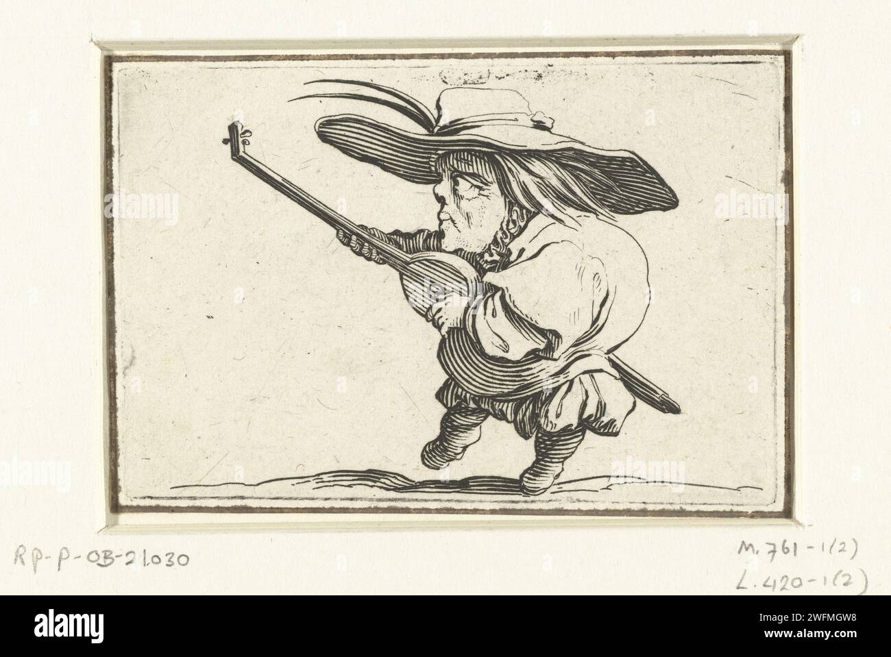 Zwerg mit Luit und Zwaard, Jacques Callot, 1621 - 1625 Druck Zwerg, links gesehen, mit einem gekauften zurück, Laute spielen, Hut mit zwei Federn auf dem Kopf, ein Schwert auf der rechten Seite. Dieser Druck ist Teil einer Serie von 21 Drucken mit grotesken Figuren; fast alle dieser Figuren sind Zwerge, viele sind gekauft. Nancy Papier ätzt / graviert Little People. Buckelback. Eine Person spielt Streichinstrument (gezupft). Laute und spezielle Lautenformen, z. B. Theorbo. Hacker- und Schubwaffen: Schwert Stockfoto