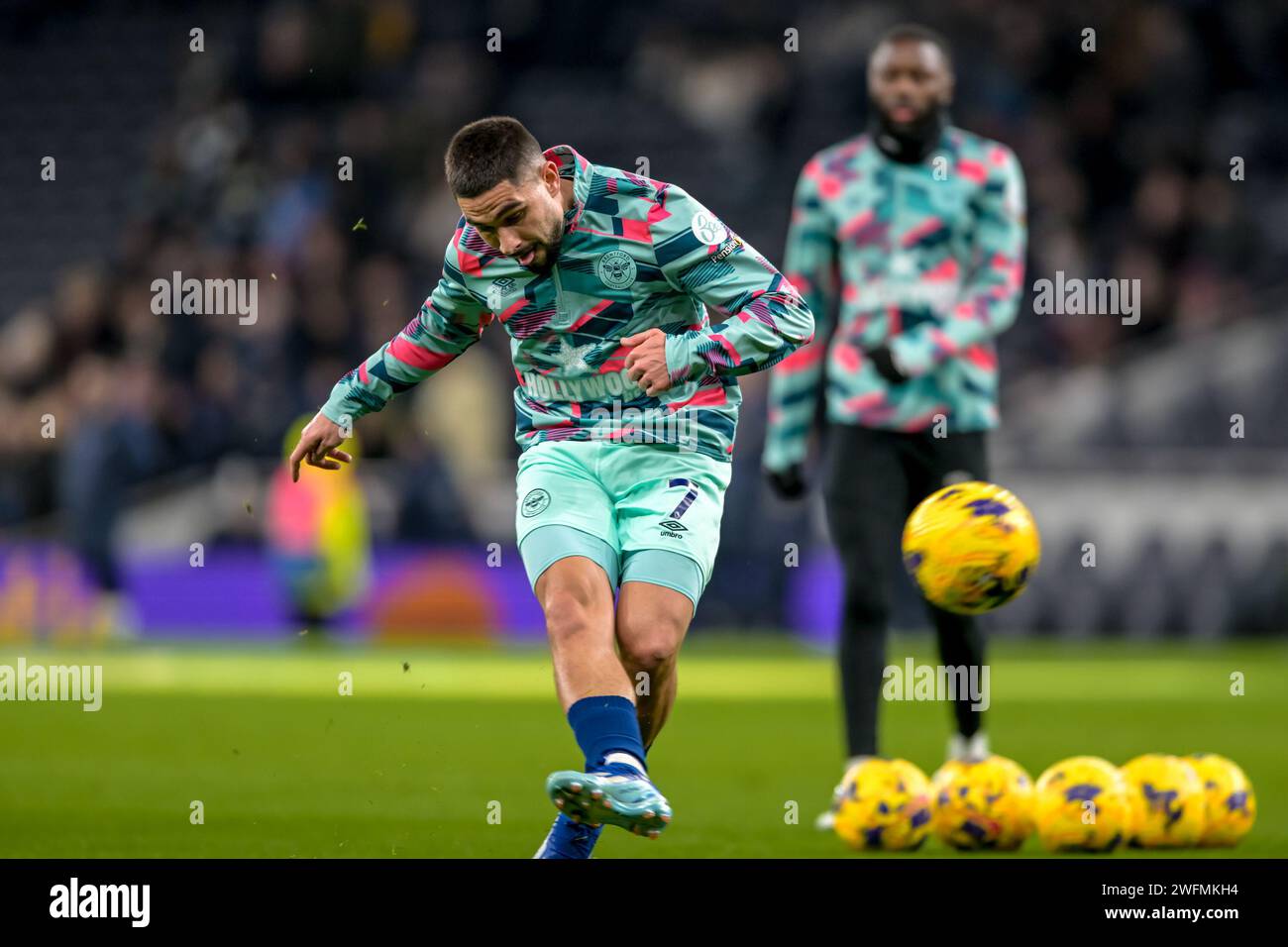 Neal Maupay vom Brentford FC wärmt sich vor dem Spiel der Premier League zwischen Tottenham Hotspur und Brentford am 31. Januar 2024 im Tottenham Hotspur Stadium in London auf. Foto von Phil Hutchinson. Nur redaktionelle Verwendung, Lizenz für kommerzielle Nutzung erforderlich. Keine Verwendung bei Wetten, Spielen oder Publikationen eines einzelnen Clubs/einer Liga/eines Spielers. Quelle: UK Sports Pics Ltd/Alamy Live News Stockfoto