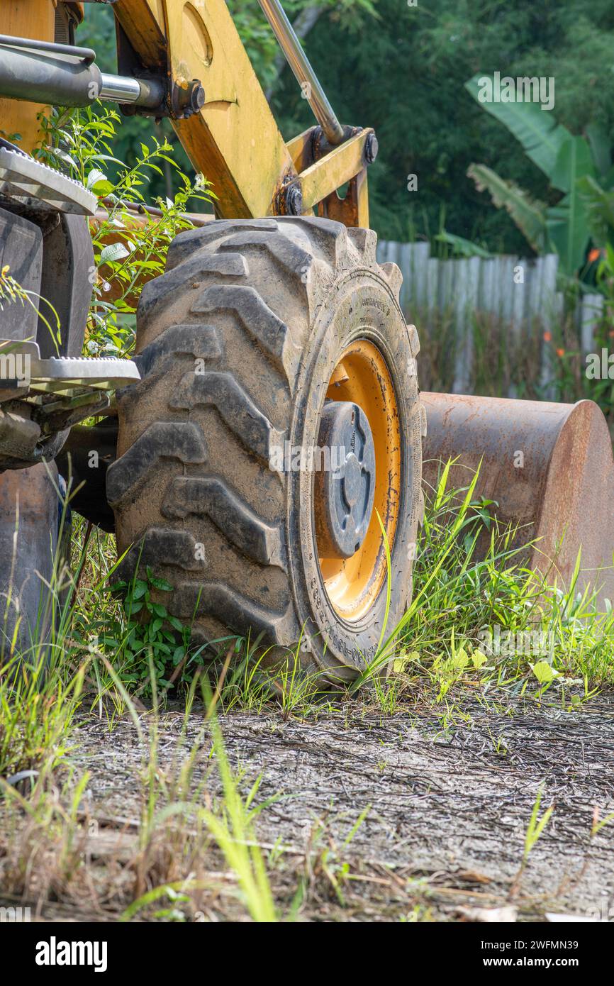 Ein Foto von einem alten und schmutzigen Reifen für schwere Geräte. Stockfoto