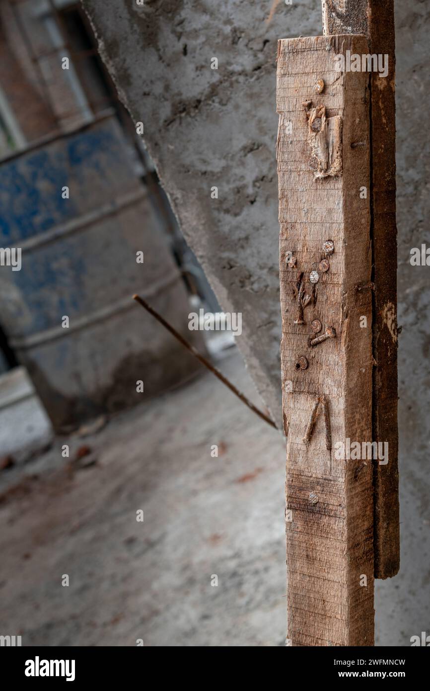 Ein Holzbalken auf einer Baustelle Stockfoto