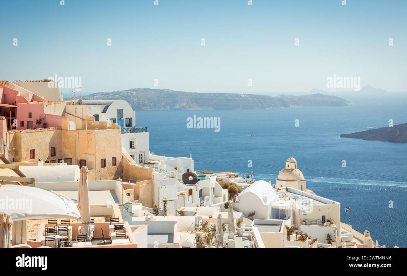 Zahlreiche Häuser auf der Klippe der Insel Santorin. Thera-Dorf im Vordergrund und Kykladen-Inseln im Hintergrund. Stockfoto