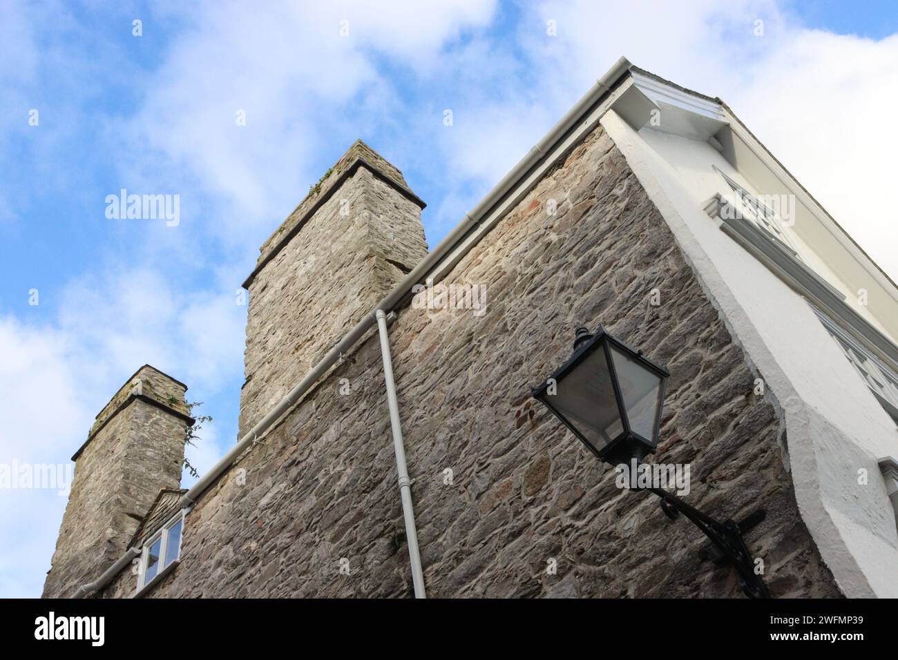 Blick auf die Steinmauern von Island House, wo angeblich einige der Pilgerväter vor der Abfahrt von Plymouth unterhalten wurden. Stockfoto